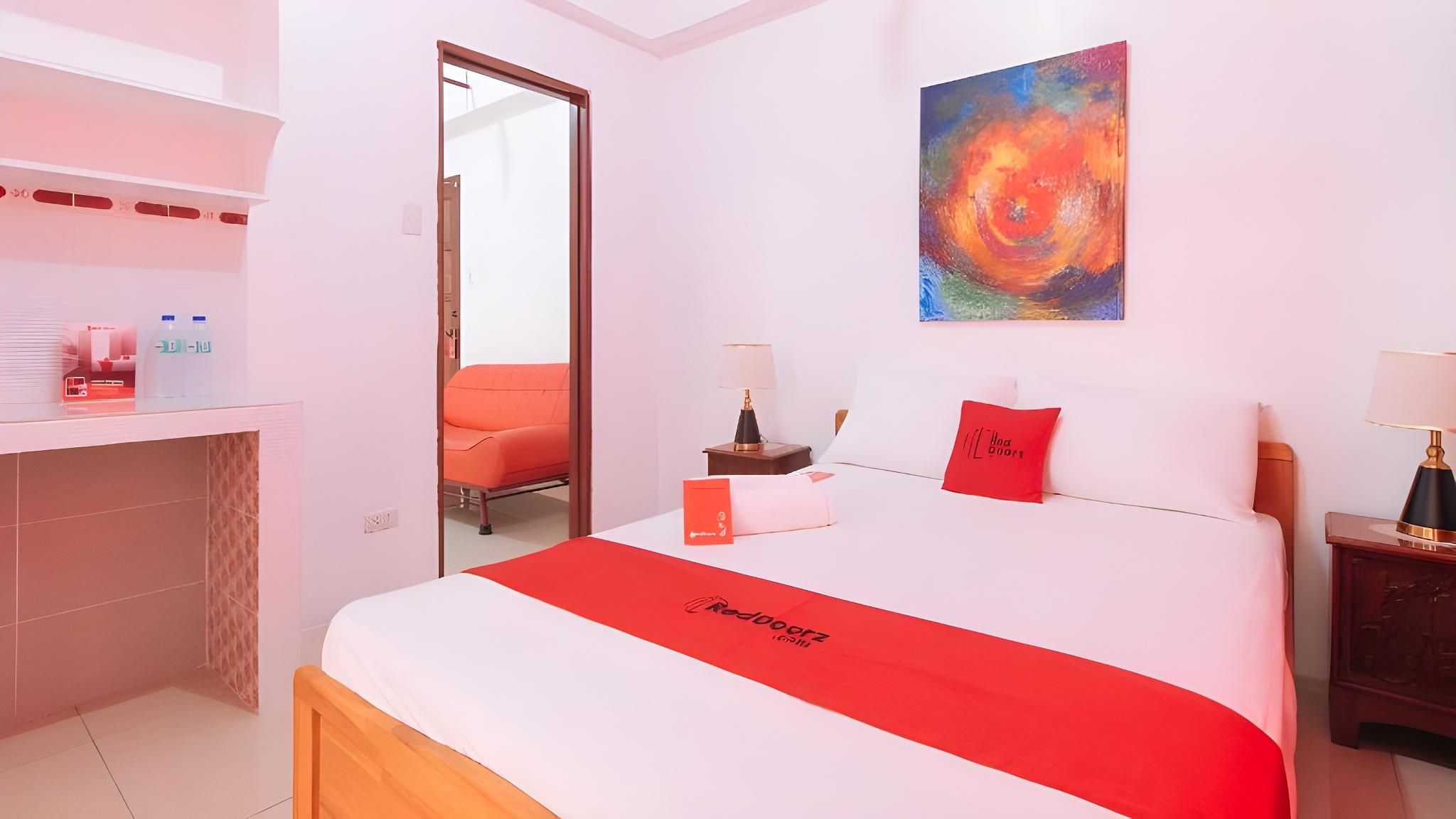 RedDoorz near LRT 2 Antipolo Station Deluxe Room