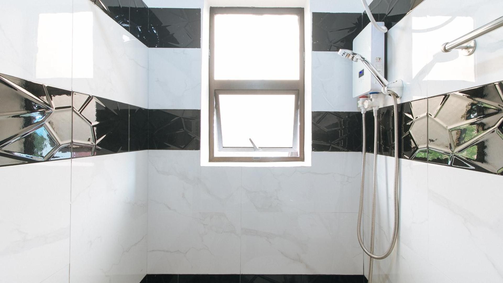 RedDoorz near LRT 2 Antipolo Station Family Room 2