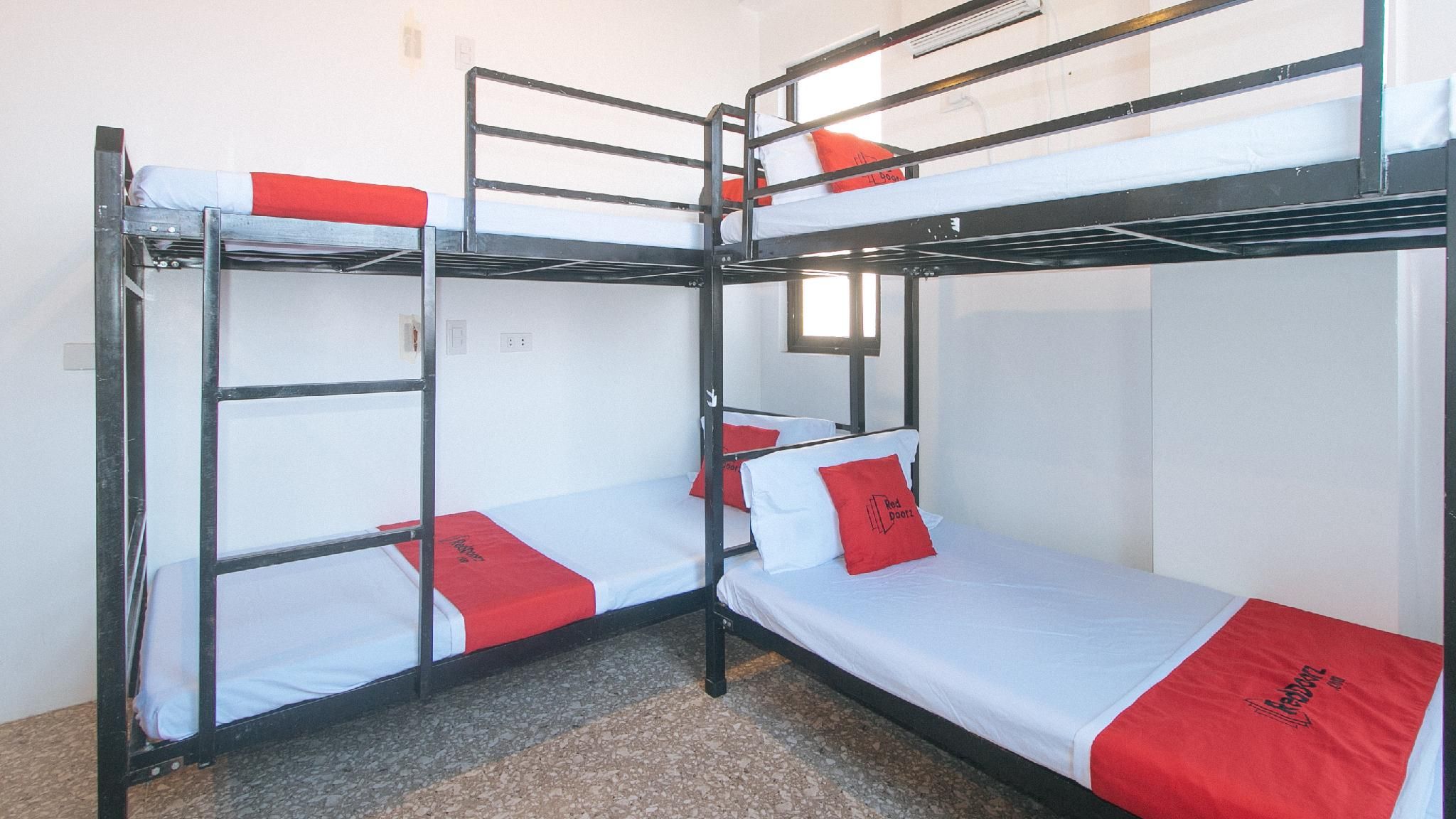 RedDoorz near LRT 2 Antipolo Station Quadruple Room 2