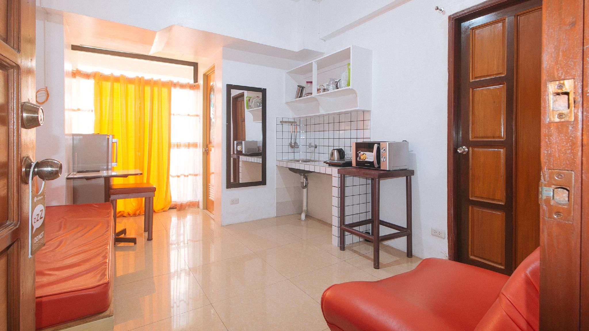 RedDoorz near LRT 2 Antipolo Station Family Room 3