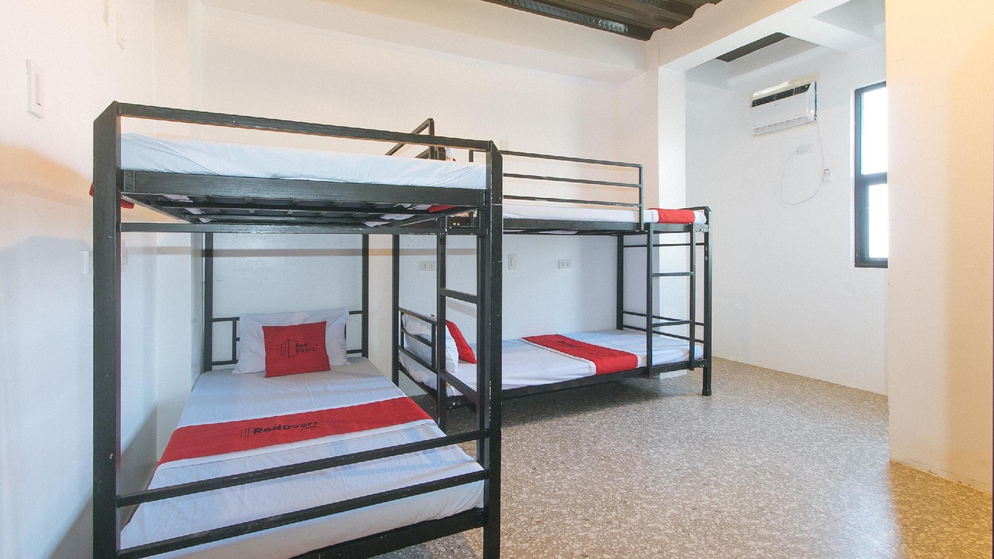 RedDoorz near LRT 2 Antipolo Station Quadruple Room