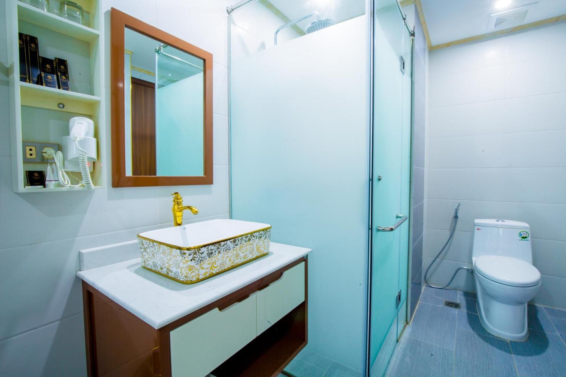 SAKURA HOTEL Triple Room with City View 3