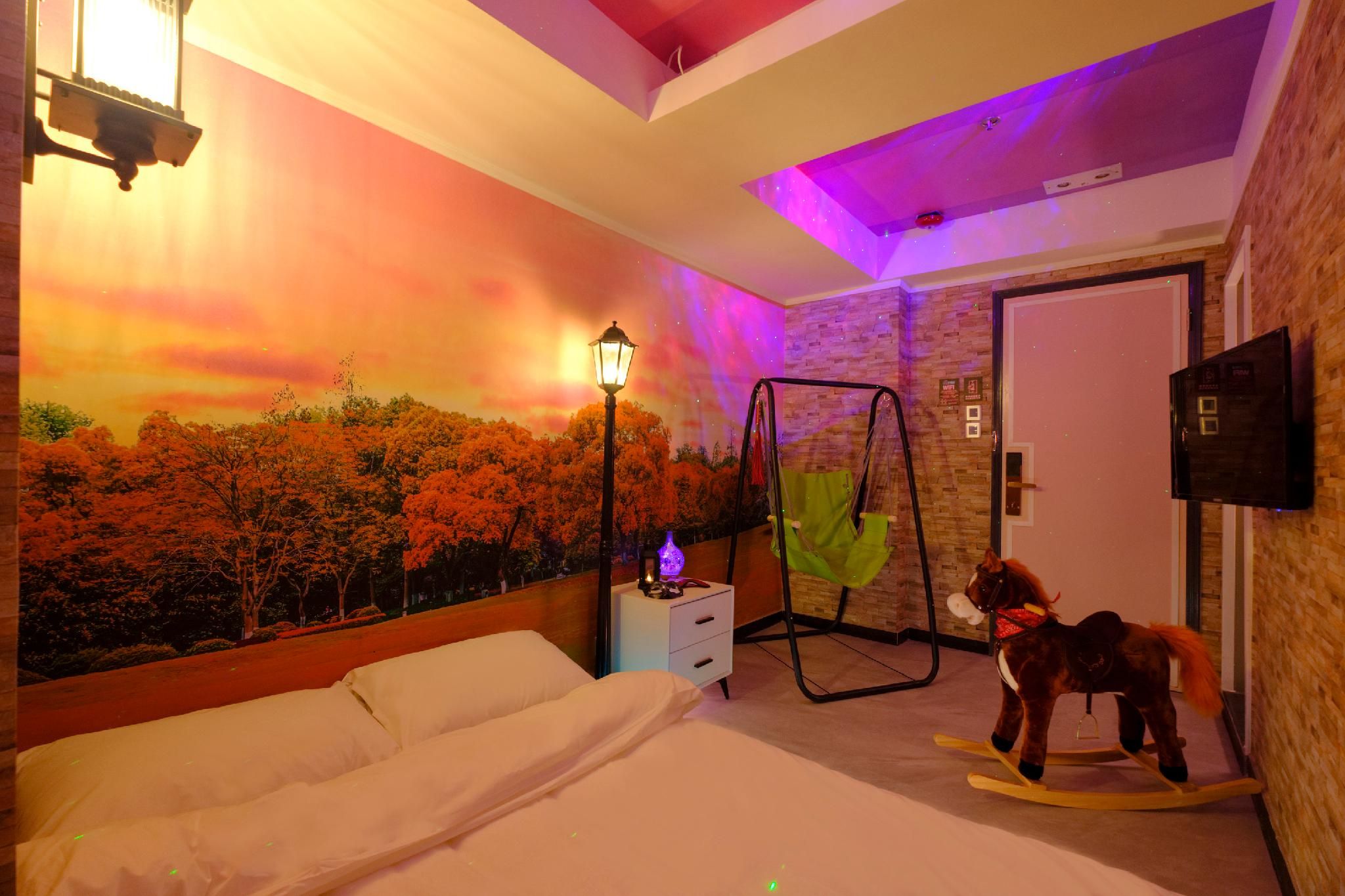 HOLY HOLIES Theme Room 2