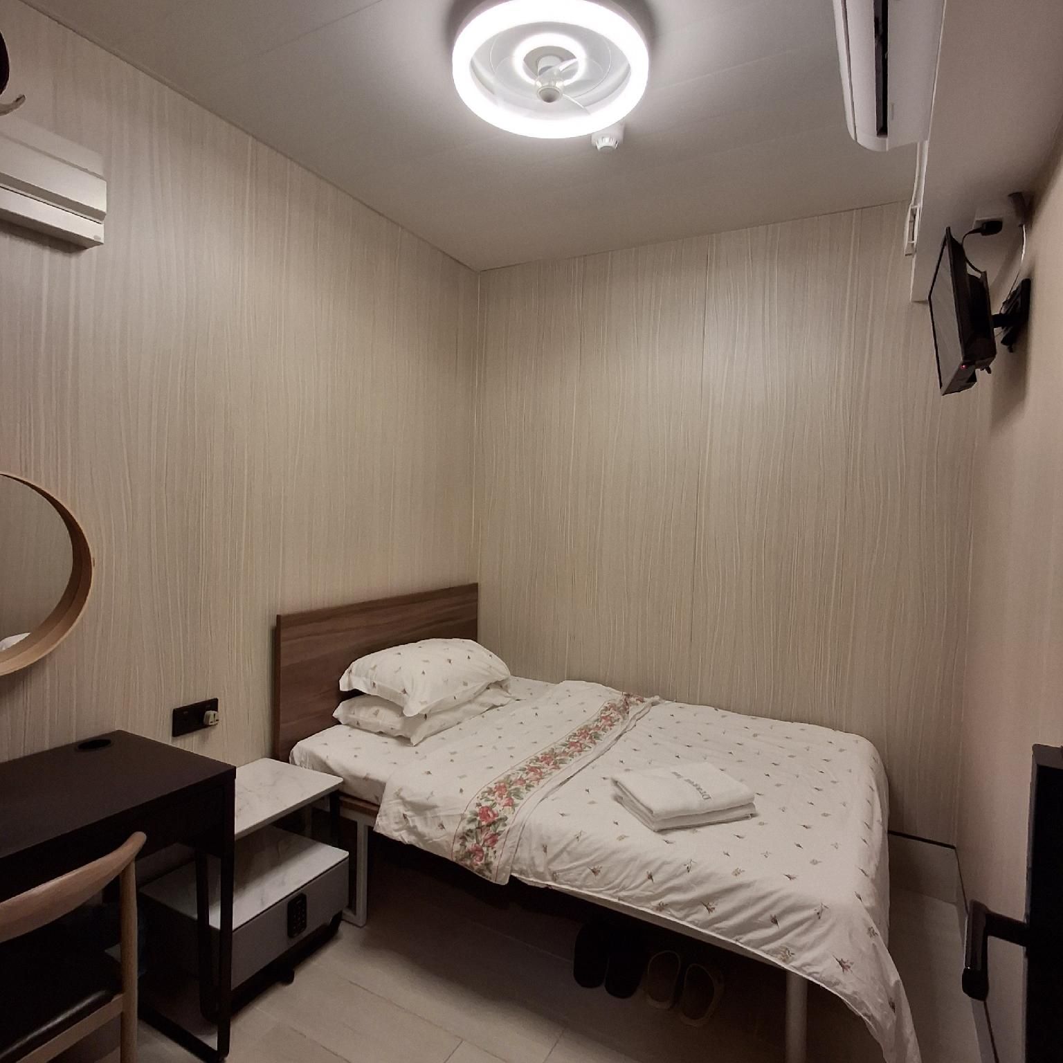 Double Bed-No Window