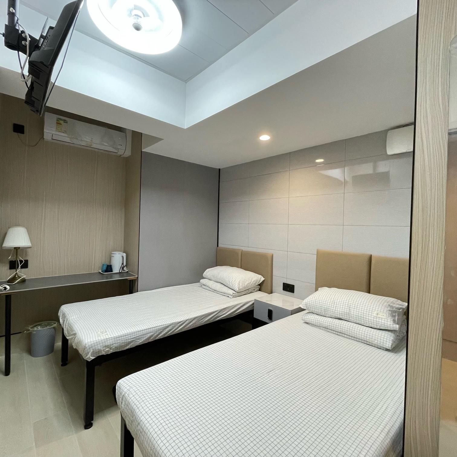 Twin Bed Room