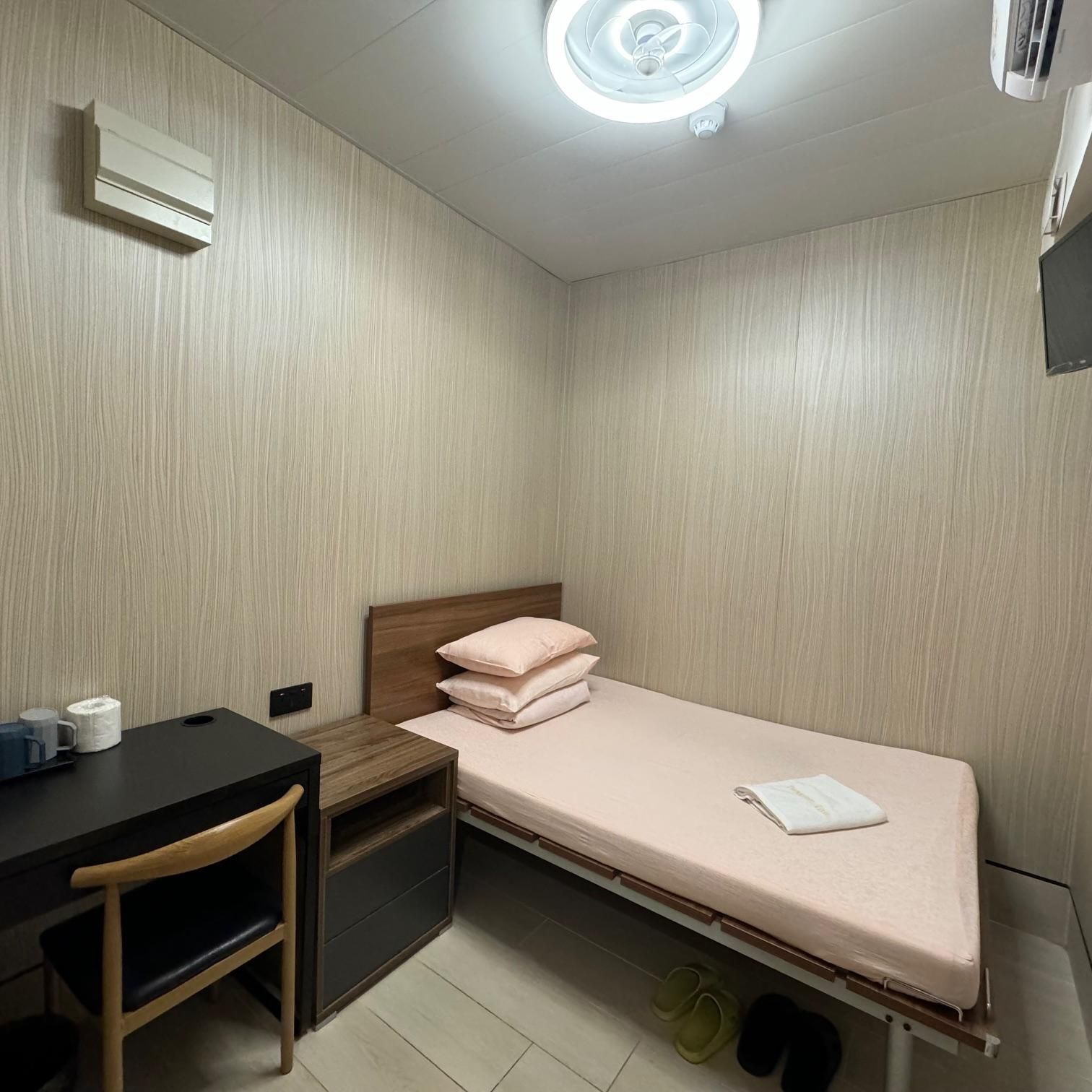 Double Bed-No Window