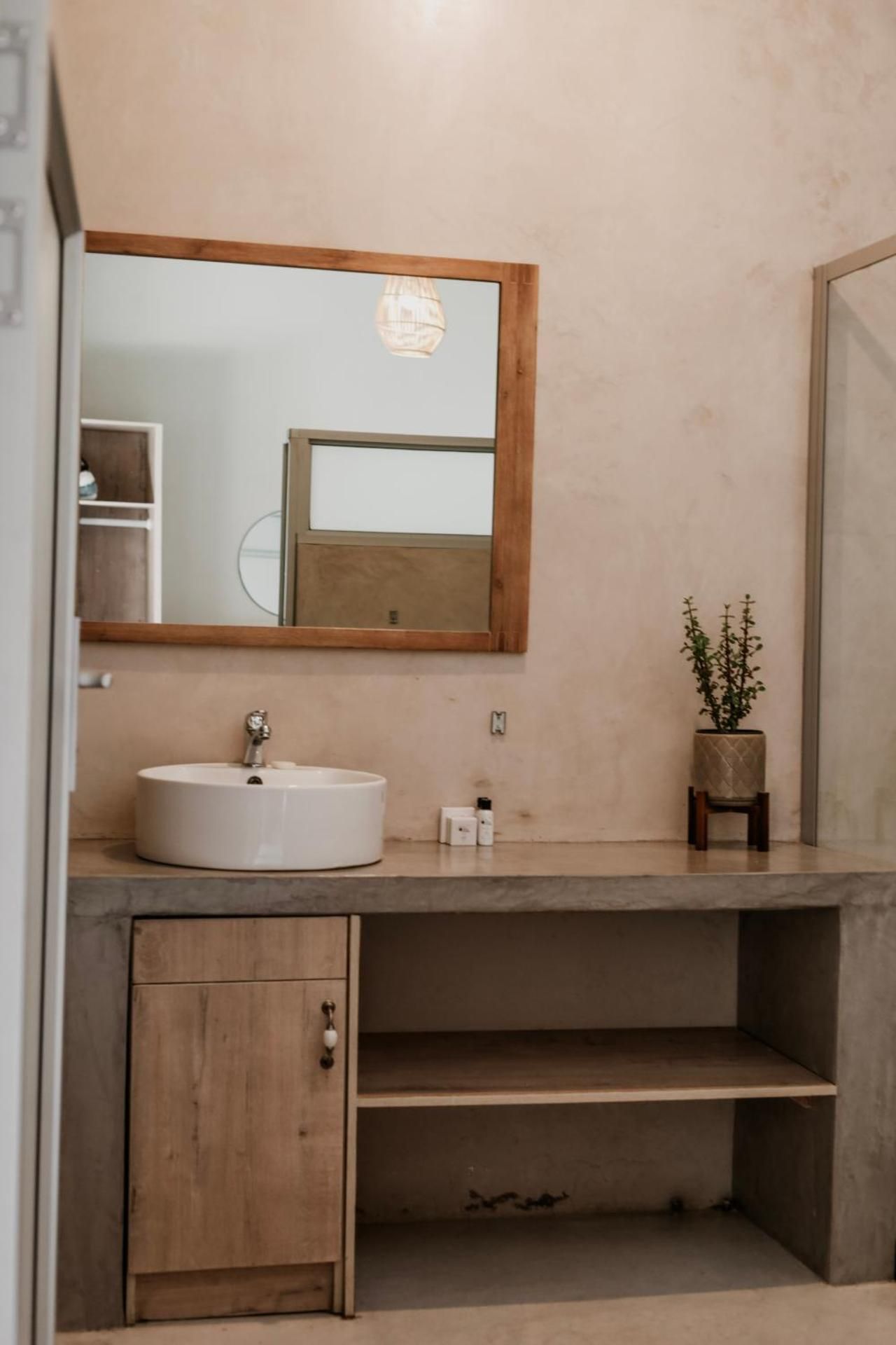 Lighthouse Guesthouse Deluxe King Suite 2