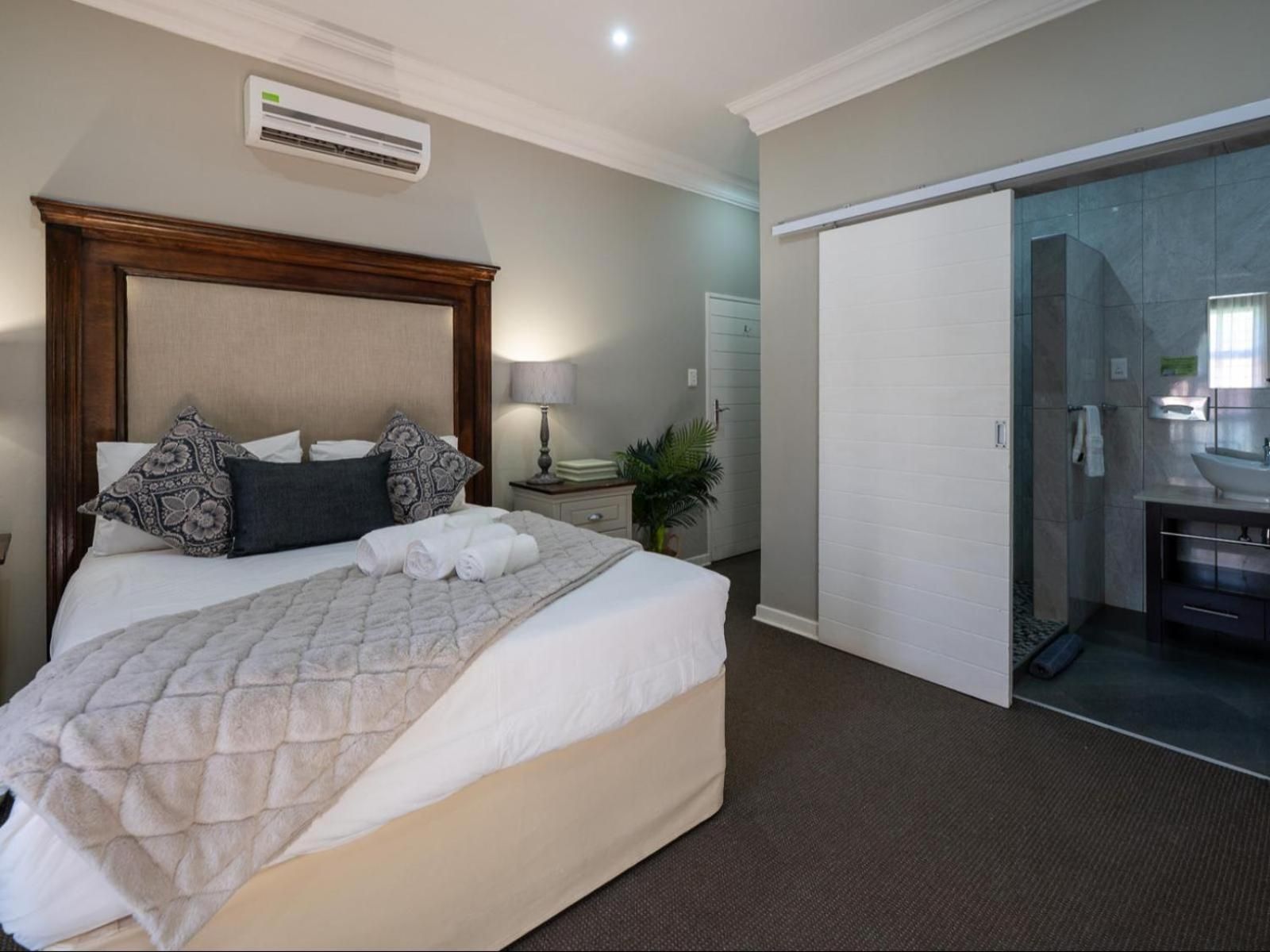 Deluxe Queen Suite