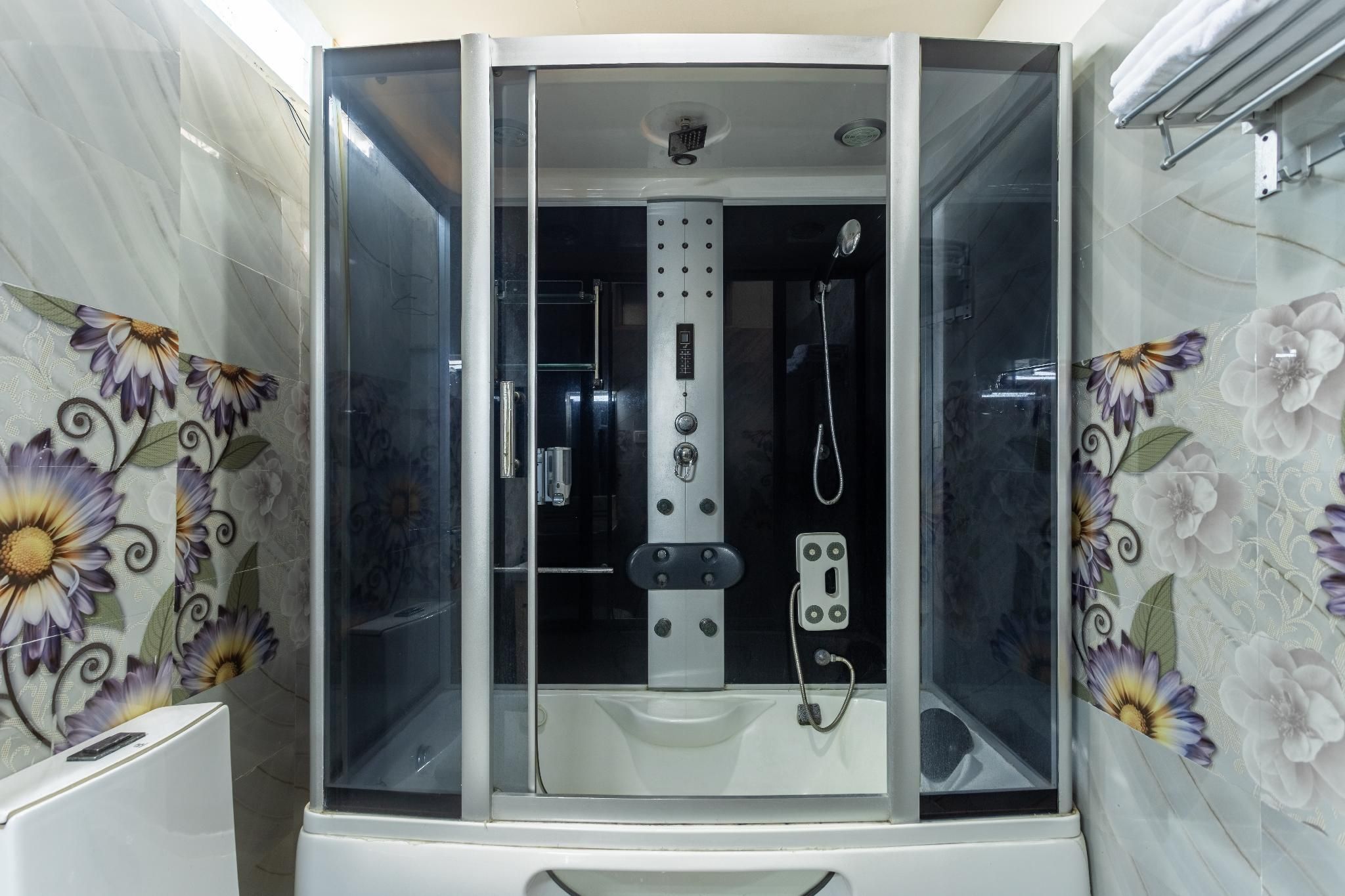 Big Hotel Deluxe Suite 3