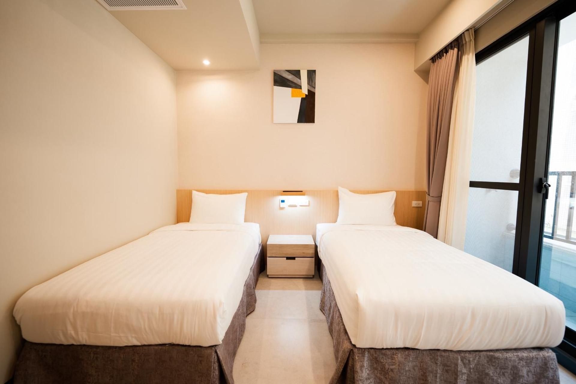 Chi Fong Ocean City Hotel Deluxe Twin with Old Port View 2