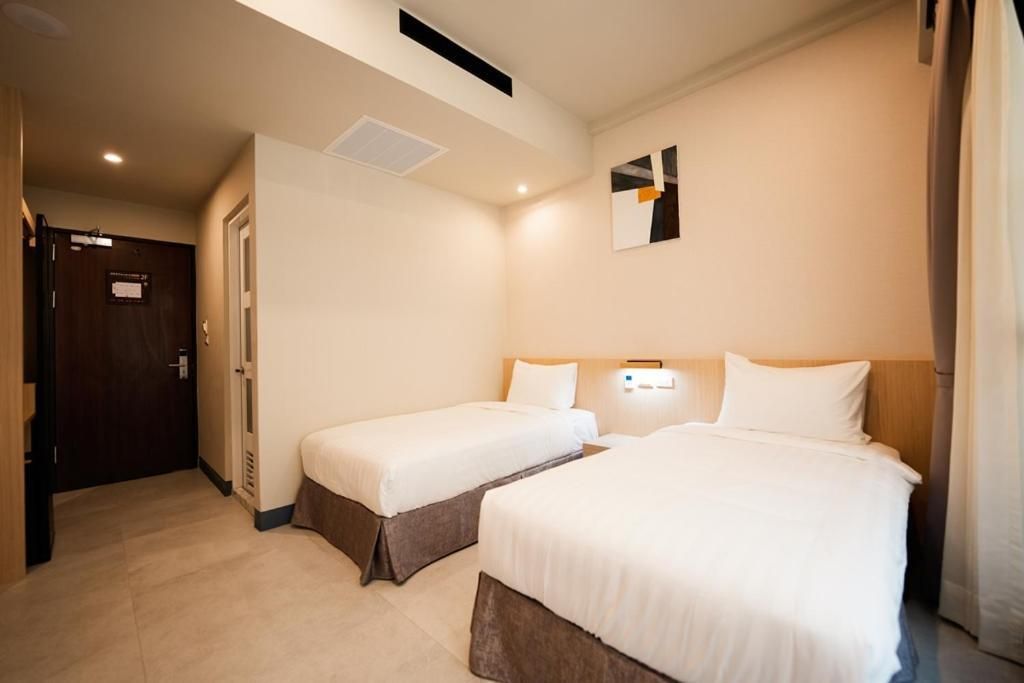 Chi Fong Ocean City Hotel Deluxe Twin with Old Port View 3