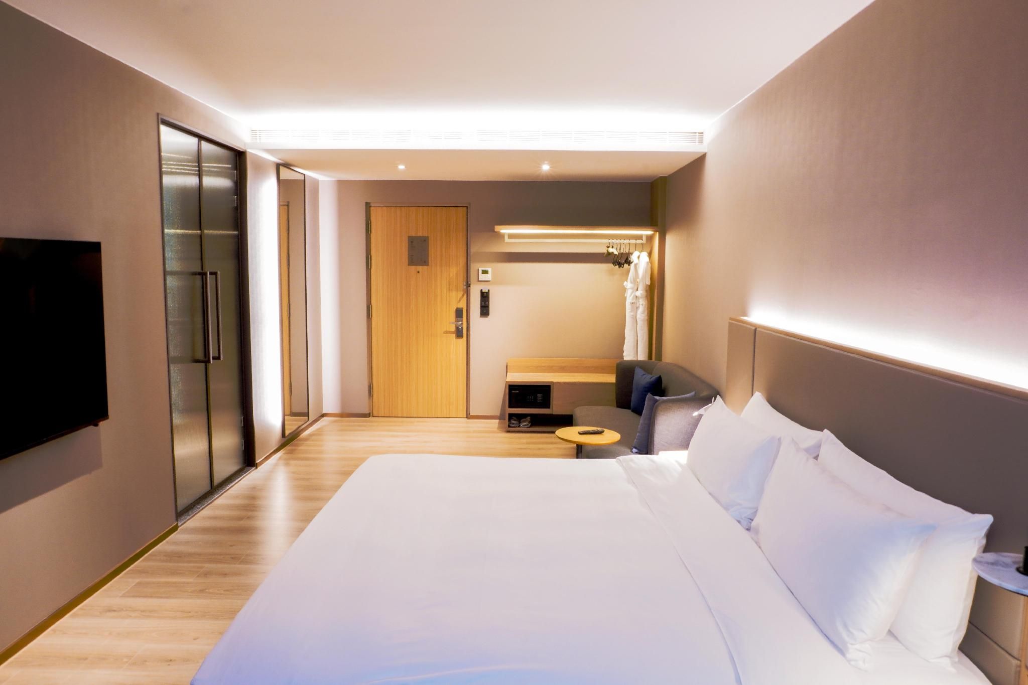 Superior Harbour View Queen Room
