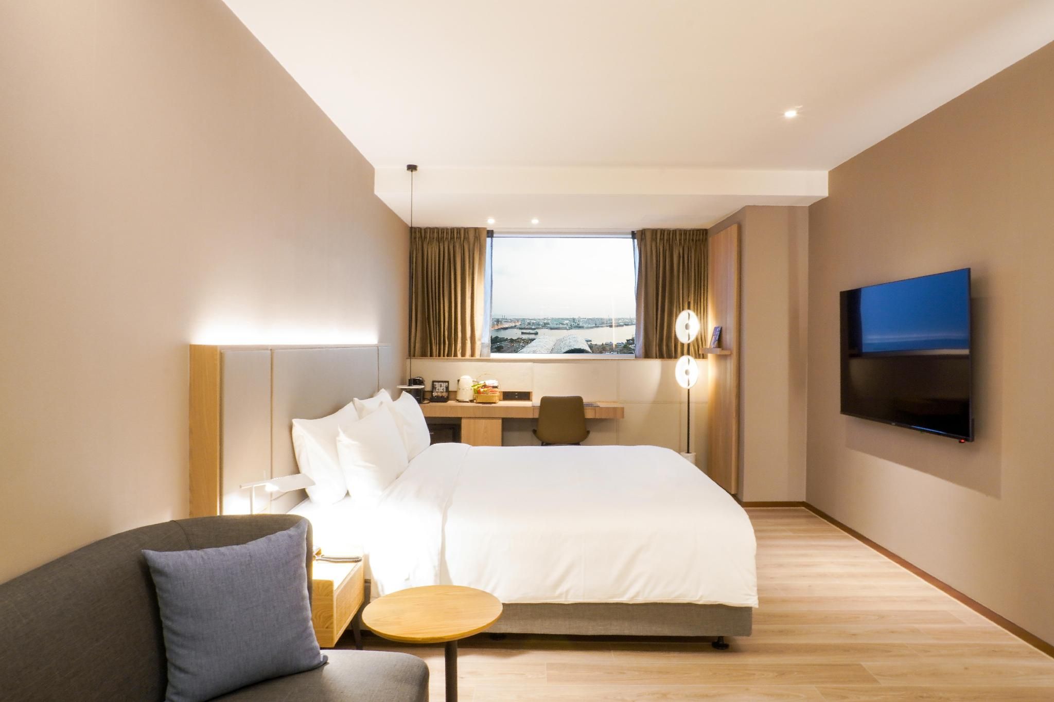 Superior Harbour View Queen Room