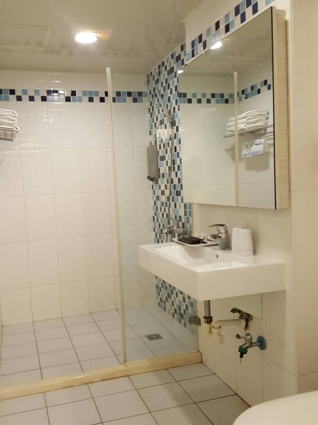 Jin Bao Hotel Quadruple Room for 4 People - Non-Smoking 3