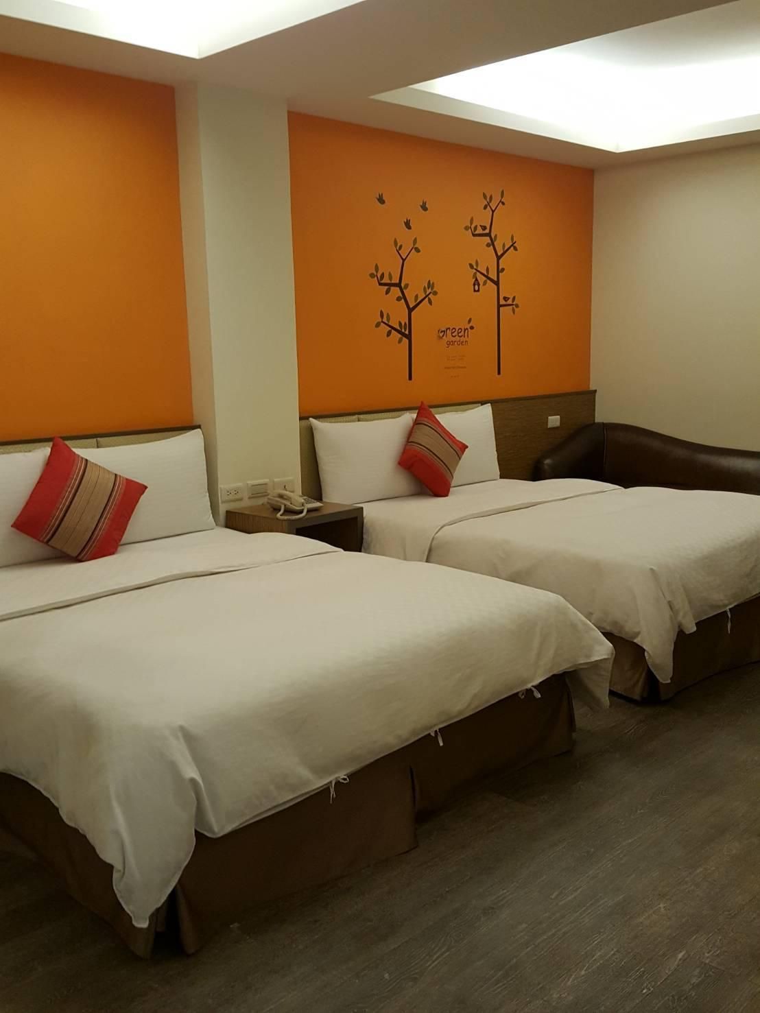 Jin Bao Hotel Quadruple Room for 4 People - Non-Smoking 2