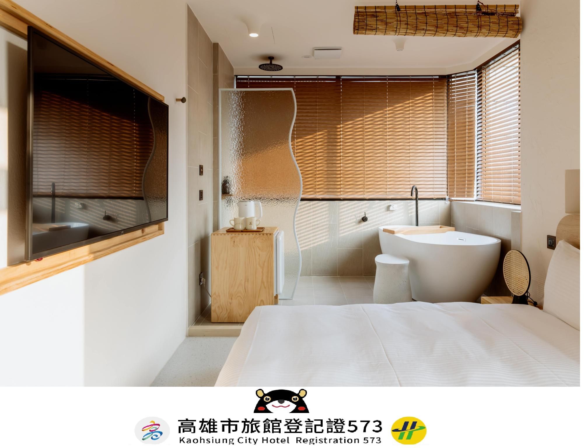 Deluxe Suite with Bathtub