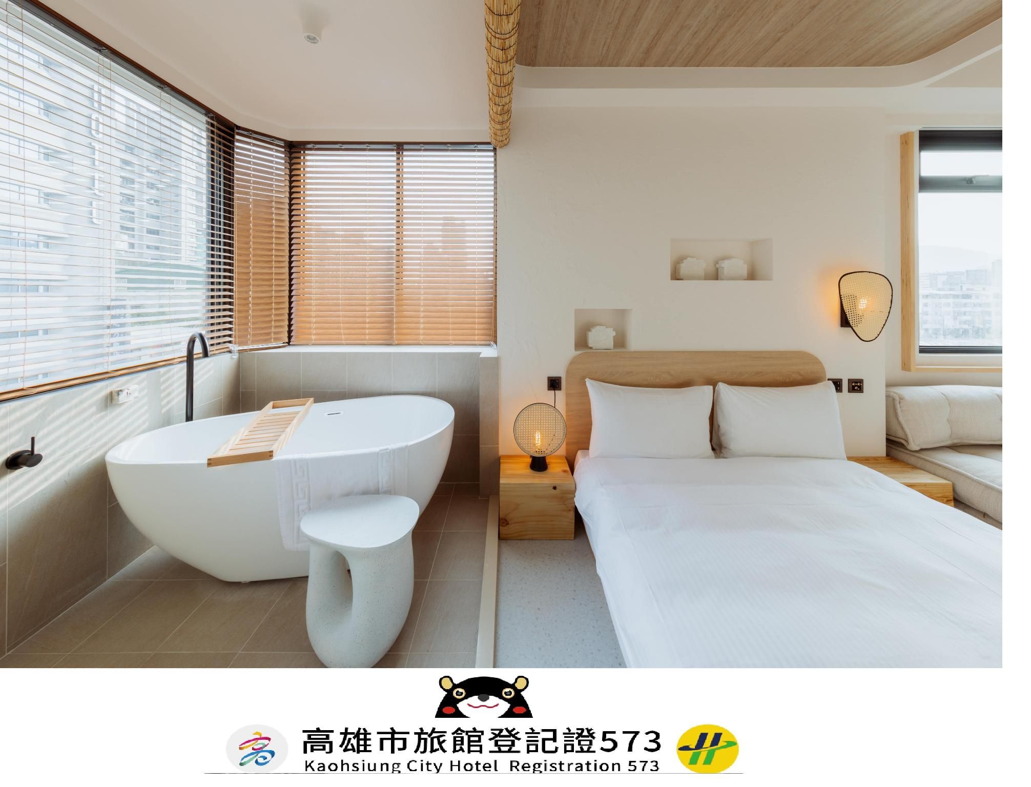 Deluxe Suite with Bathtub