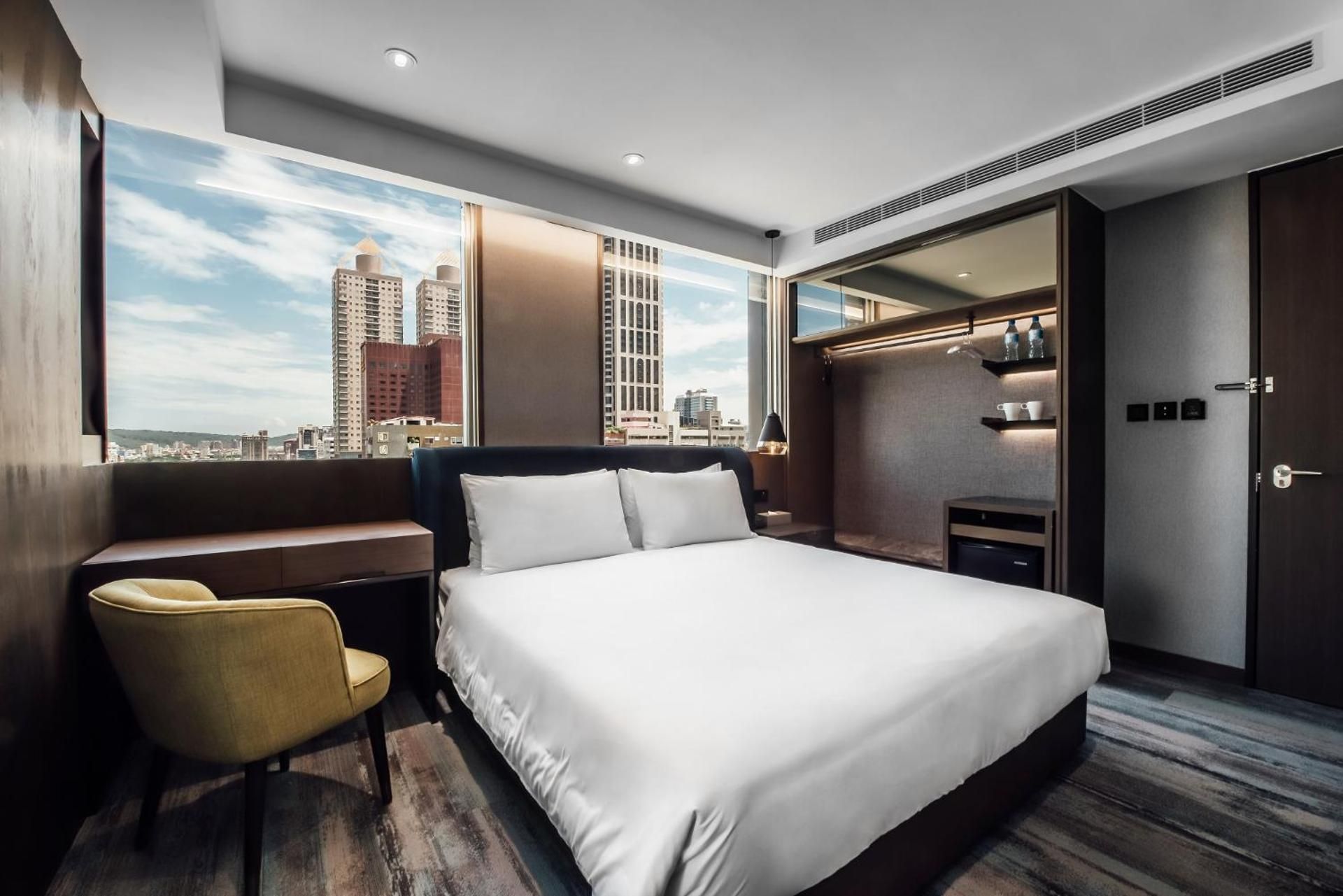 Riverview Room 1 King Bed