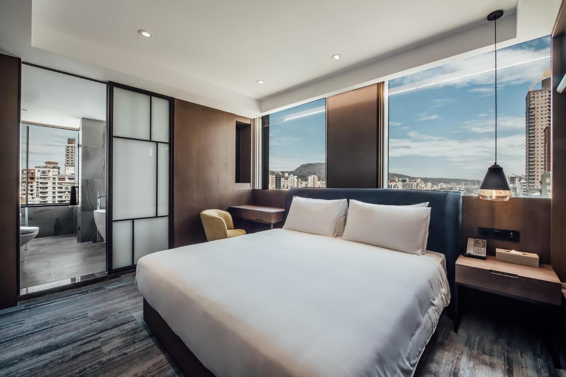 Riverview Room 1 King Bed