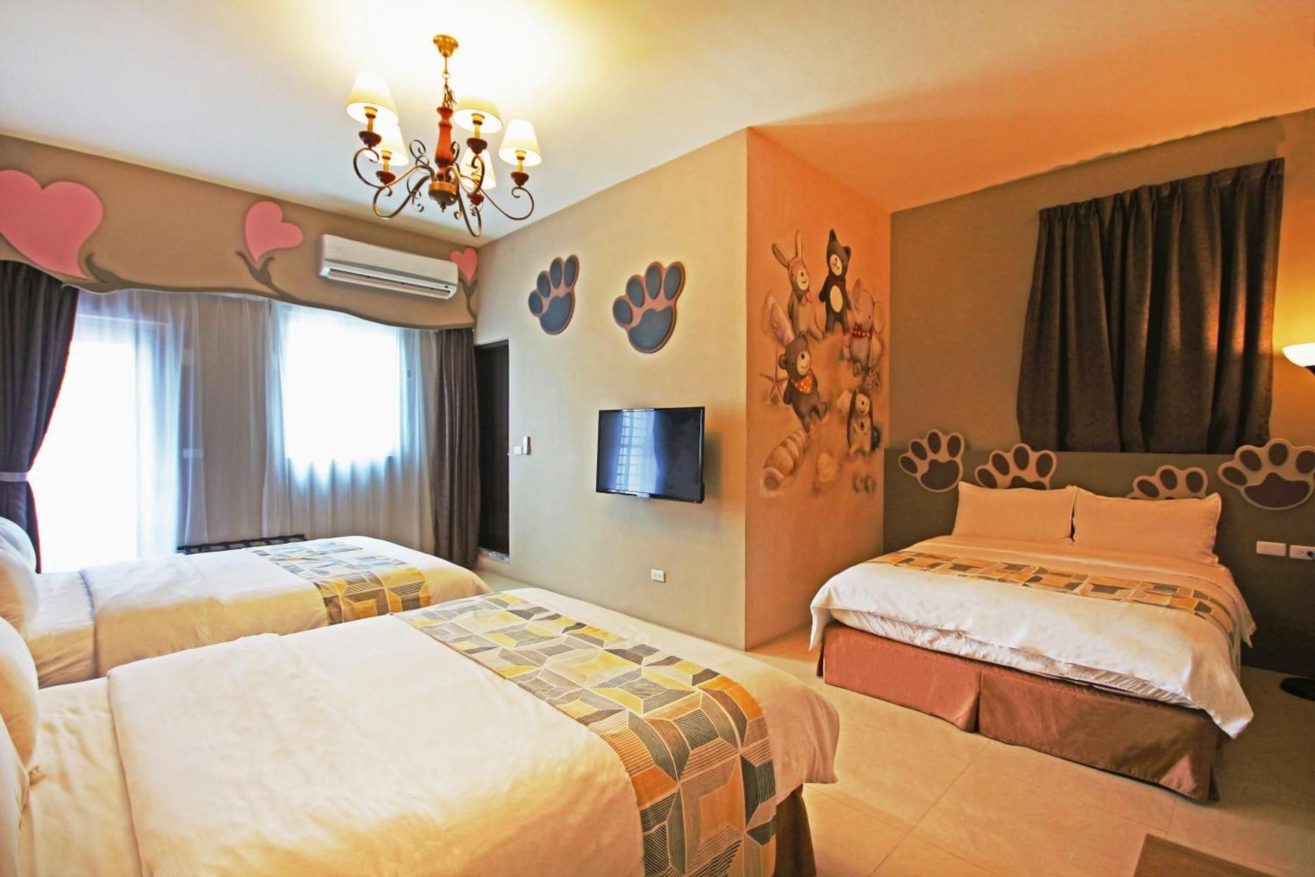 Family Room for 6 Adults
