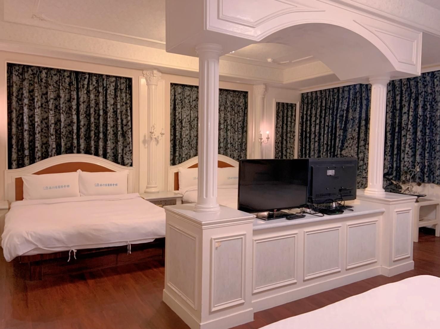 Family Queen Room with 2 Windows