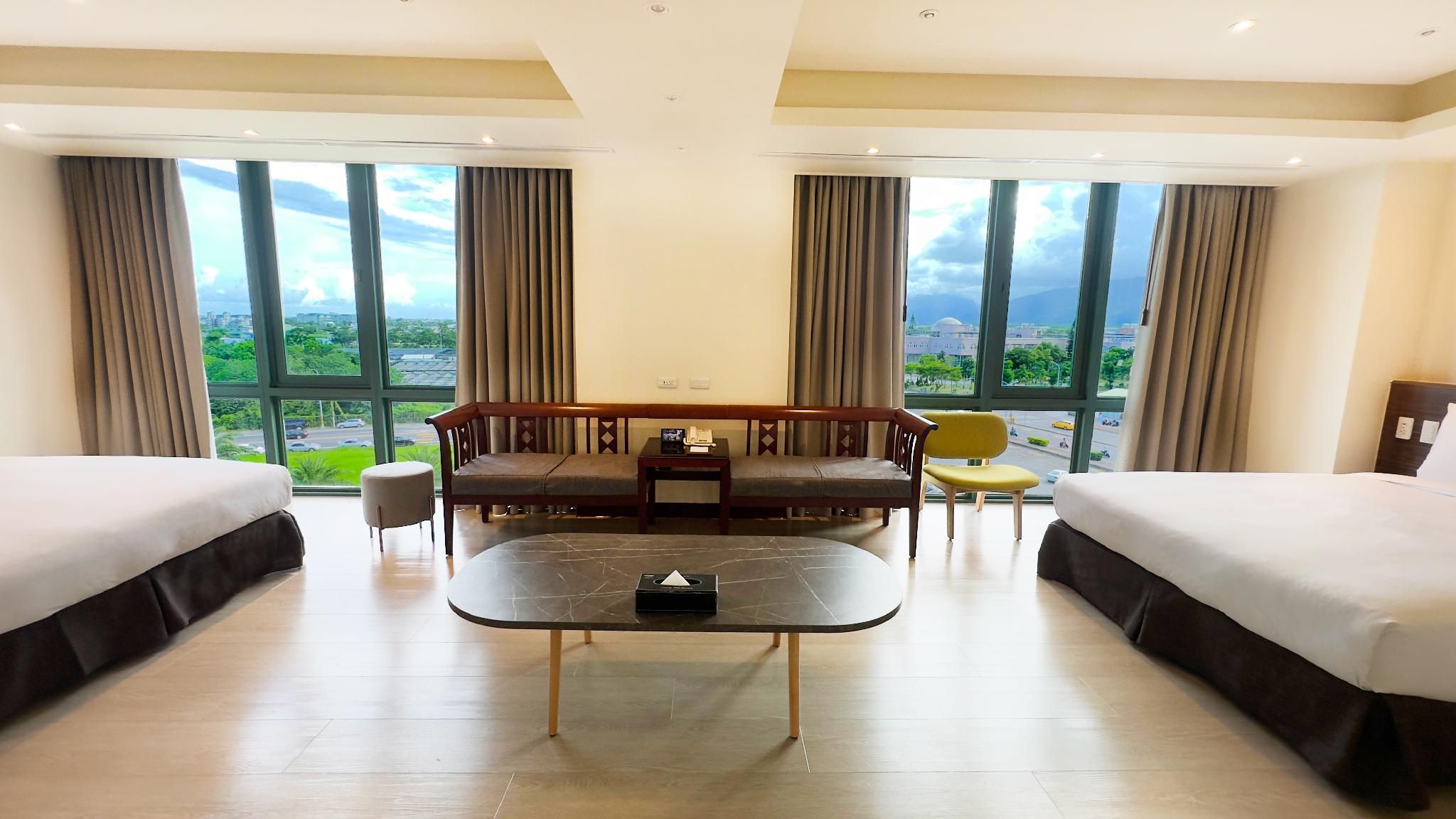 Deluxe Family (6 Adults)