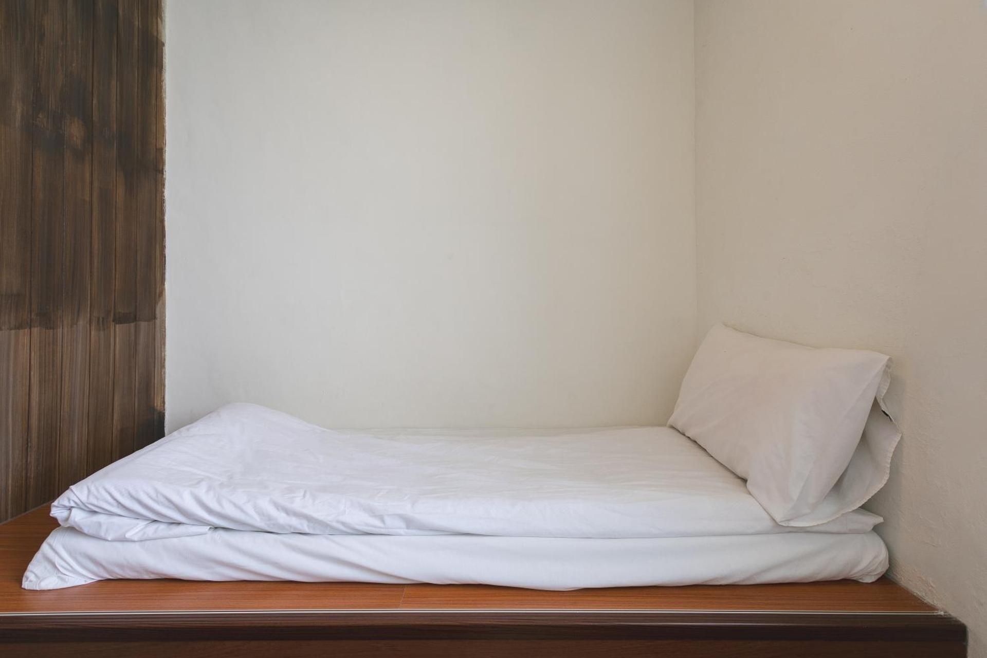 Single Room with Shared Toilet