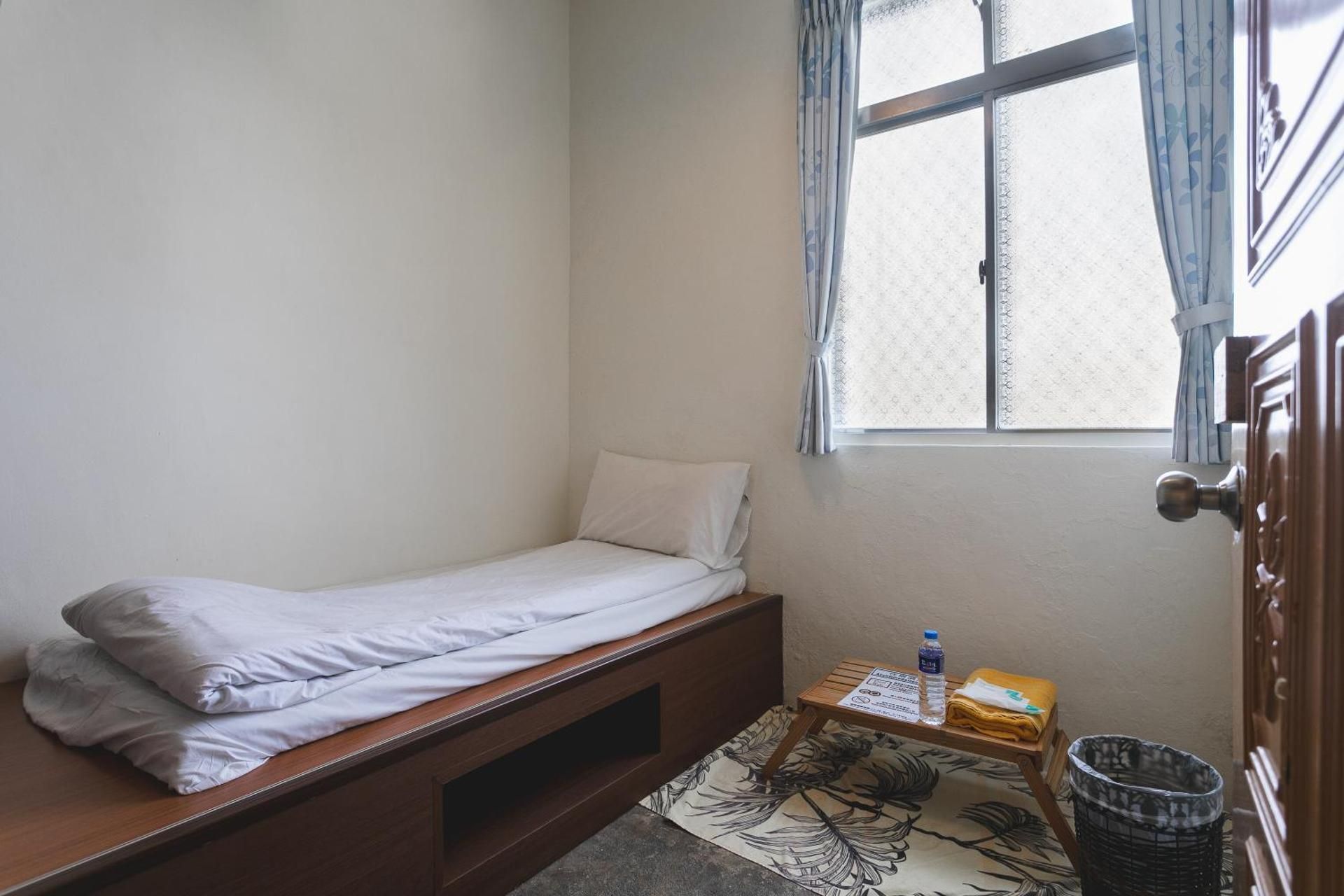 Single Room with Shared Toilet
