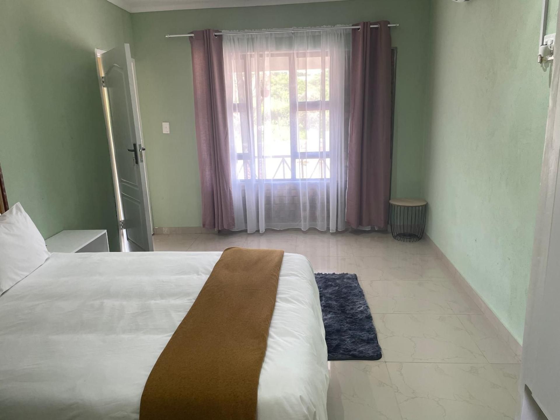 Deluxe Room (2 Adults + 1 Child)
