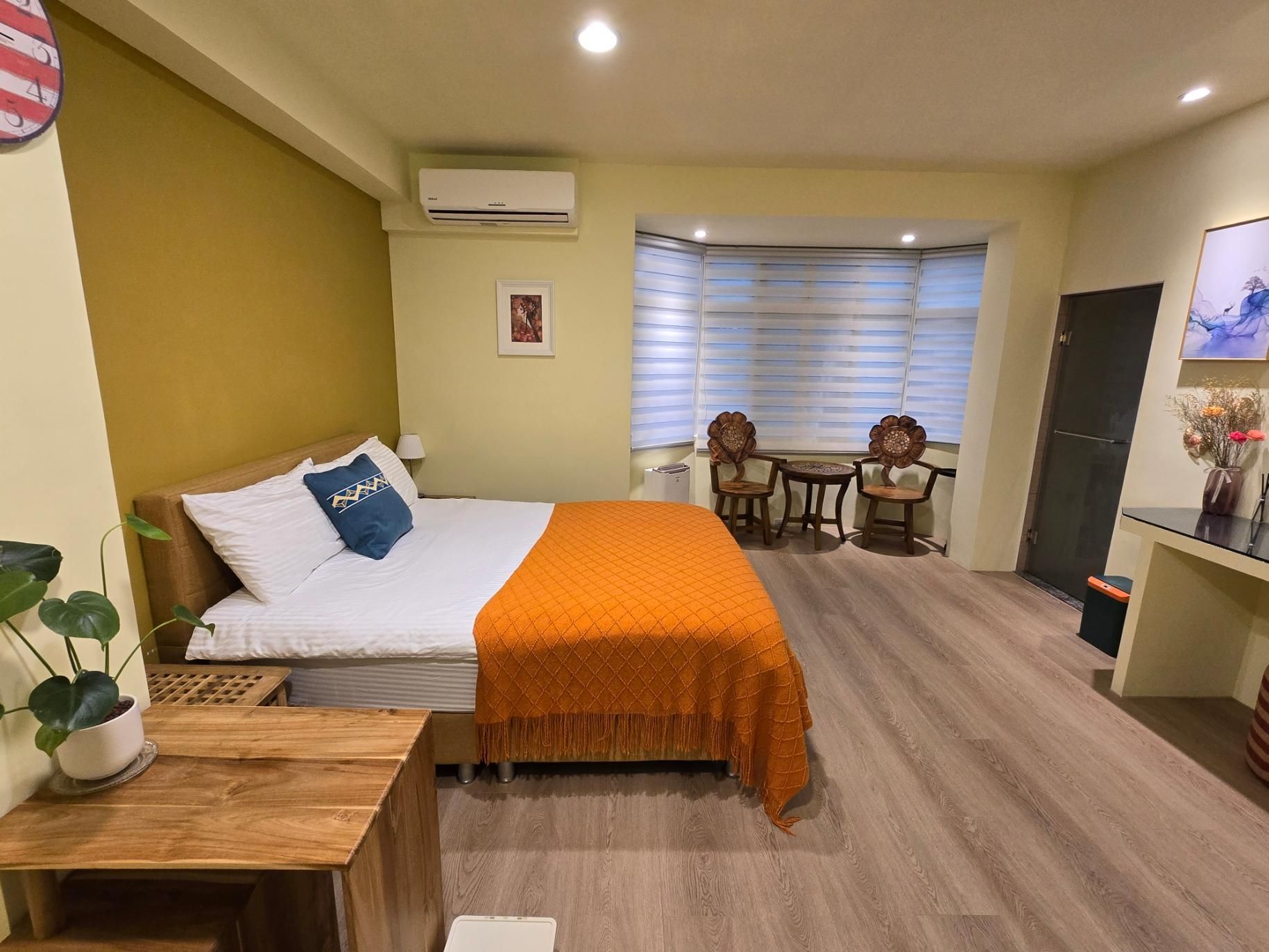 Deluxe with Window