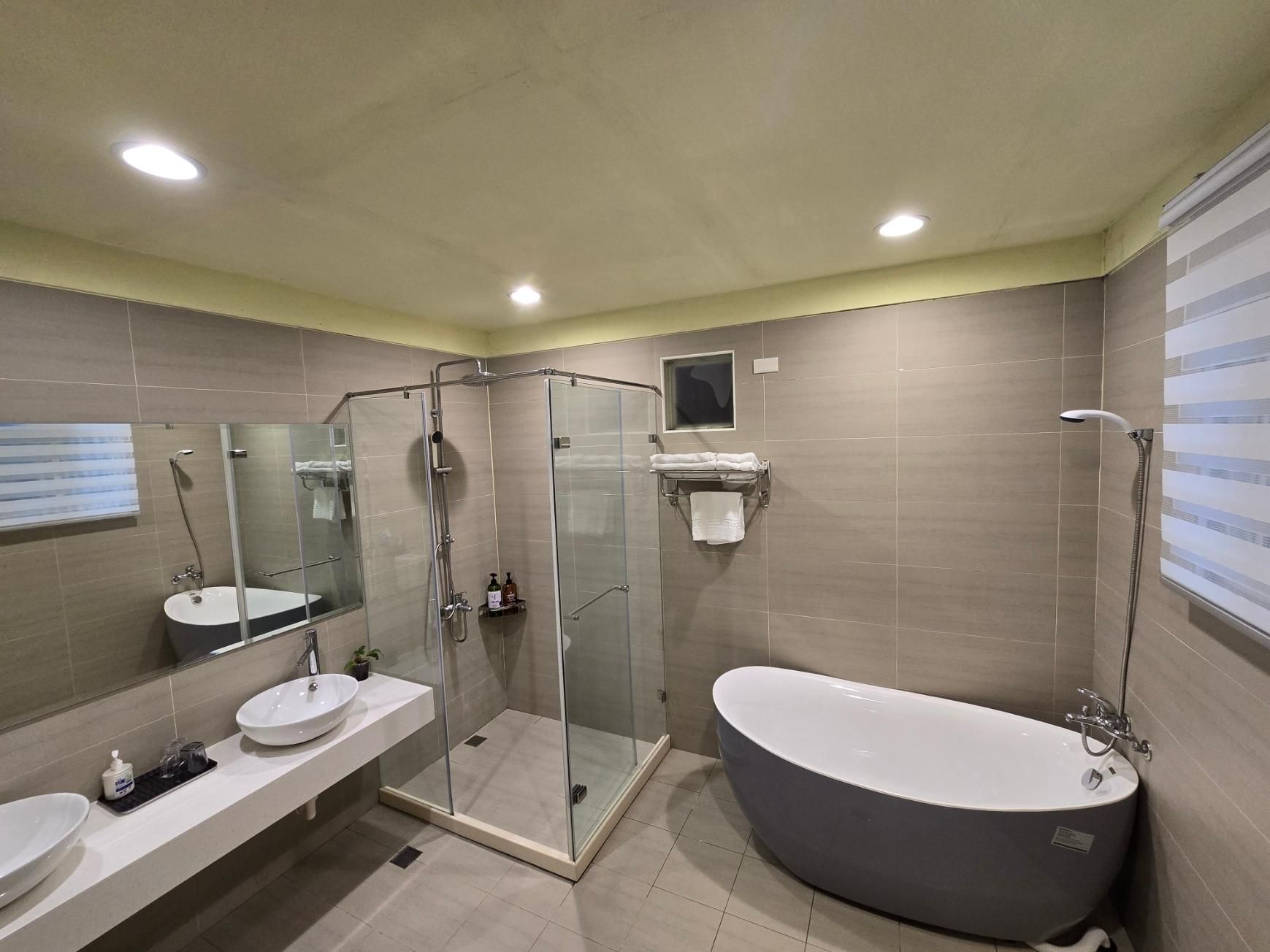 Deluxe with Bathtub