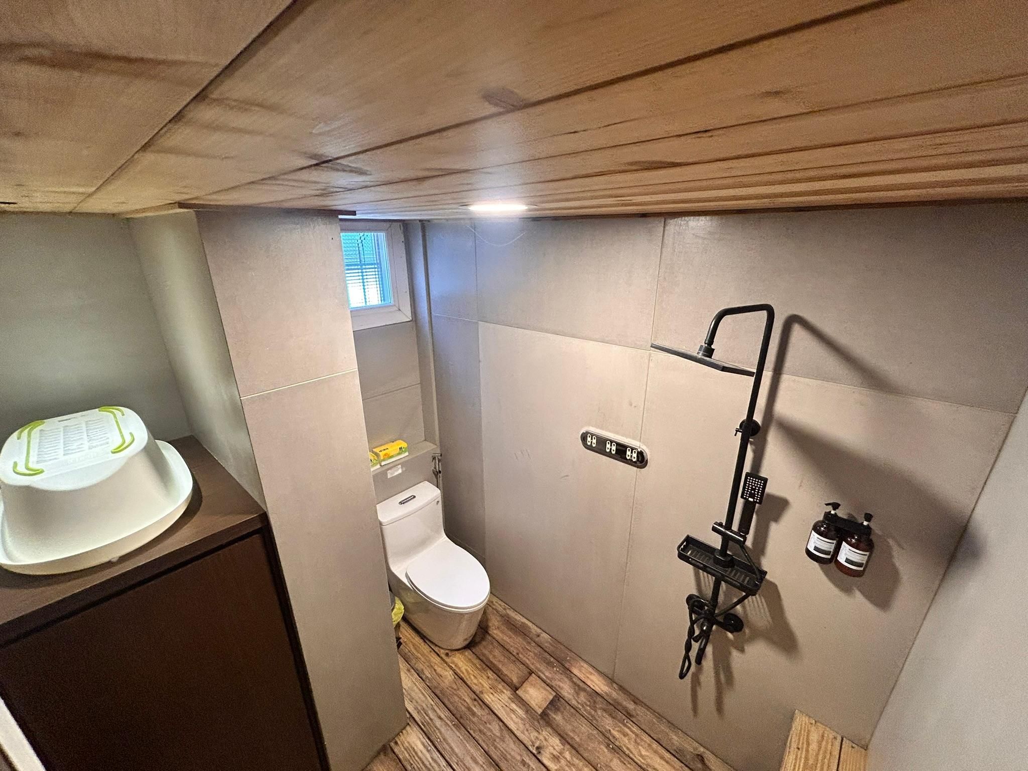 Sea View Six-Person Room