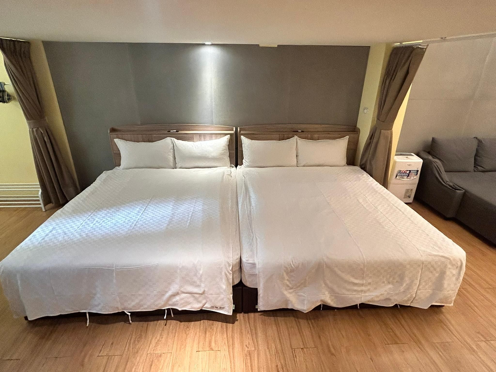 Family Eight-Person Room