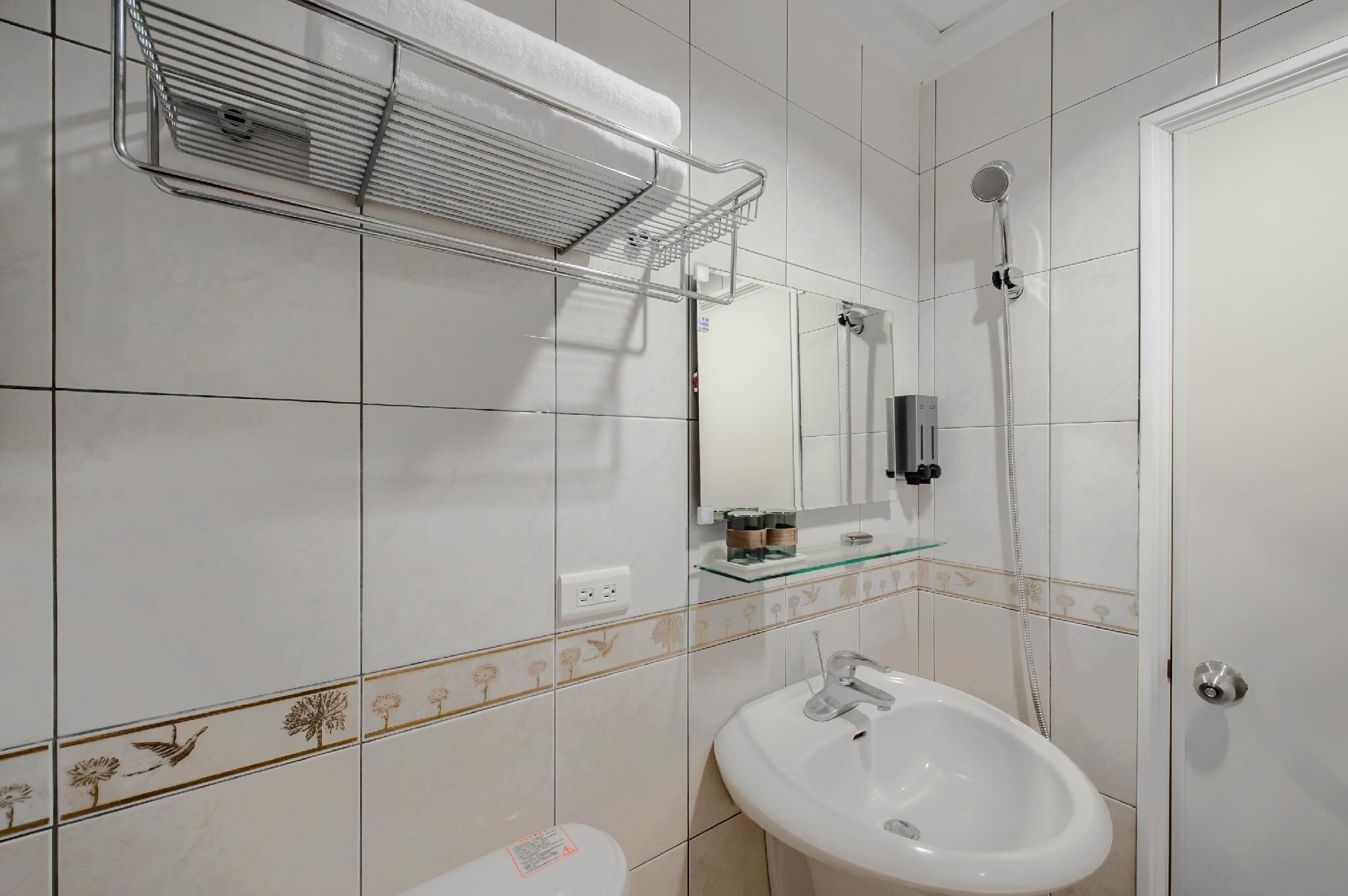 Jiufen The Dragon Inn Standard Double Room without Window 3