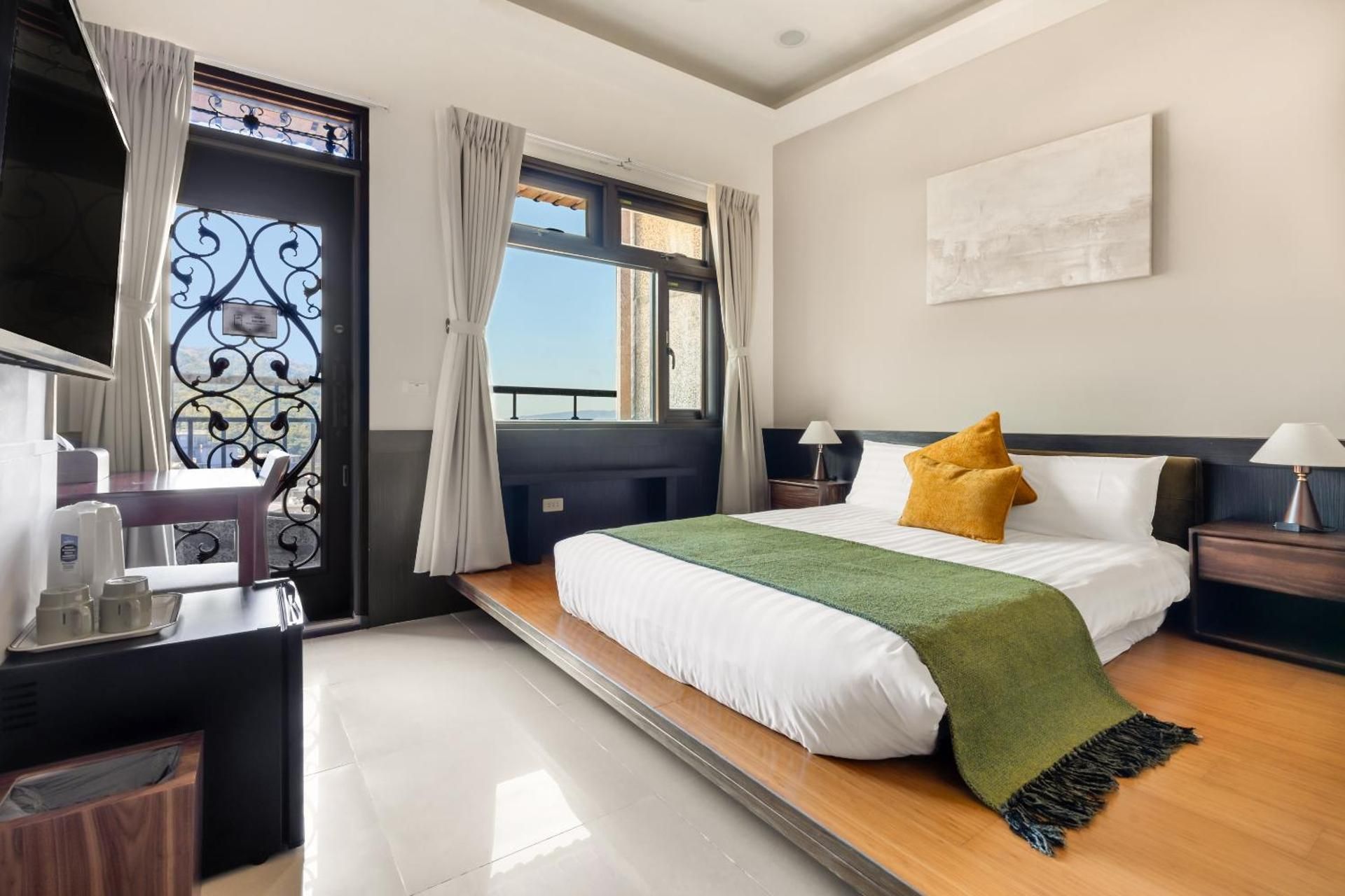 Double Room with Mountain View and Balcony