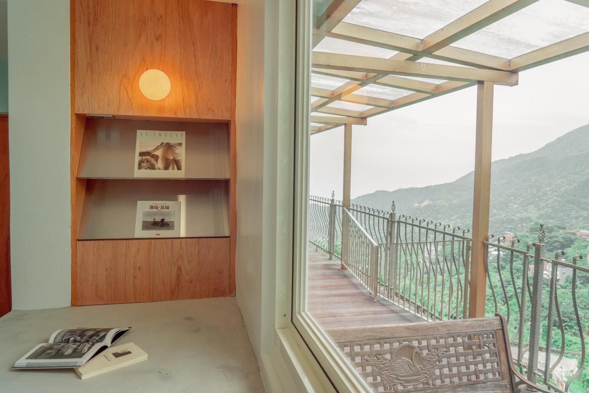 Deluxe Hillview