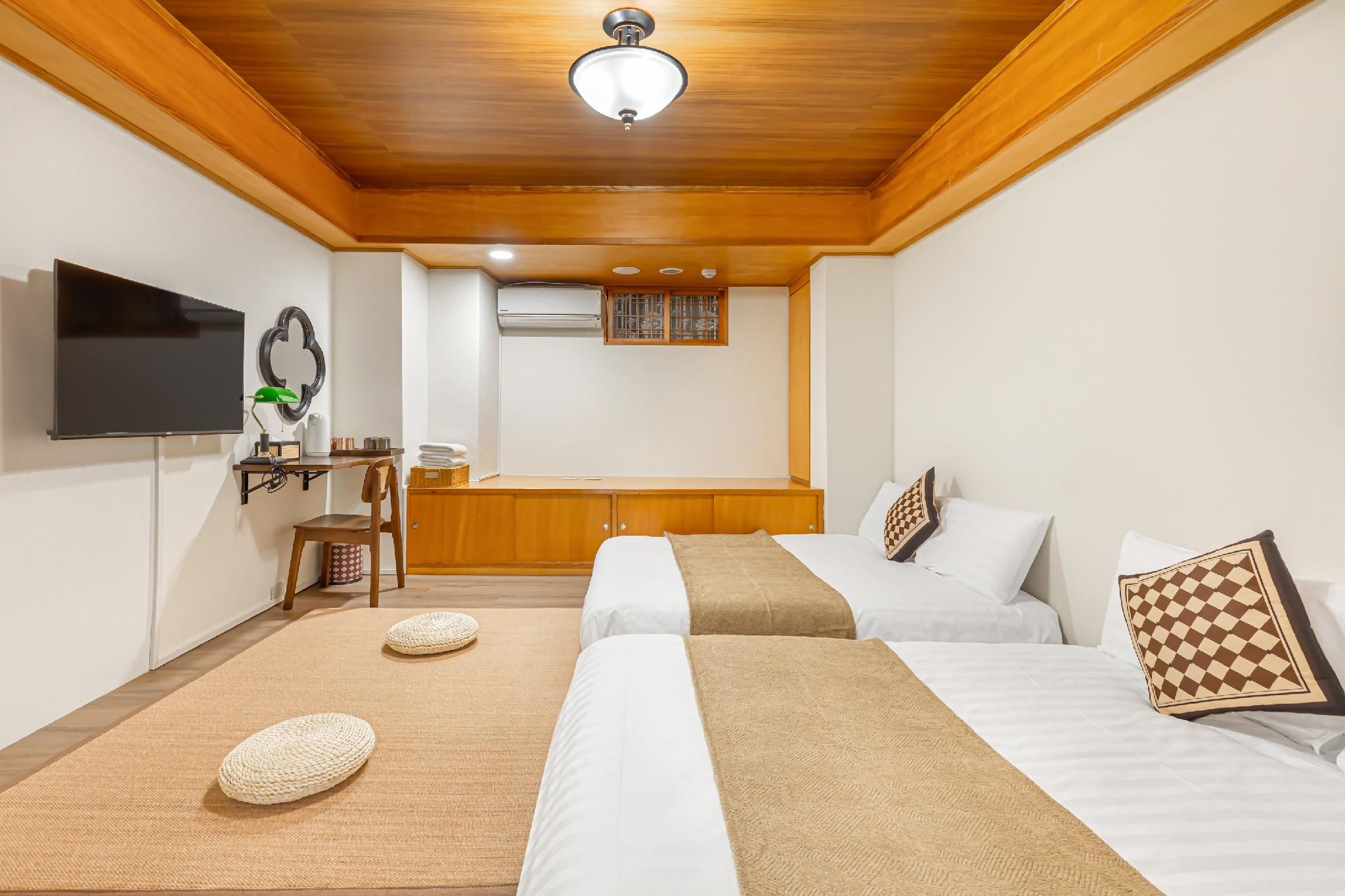 Quadruple Room with Shared Bathroom