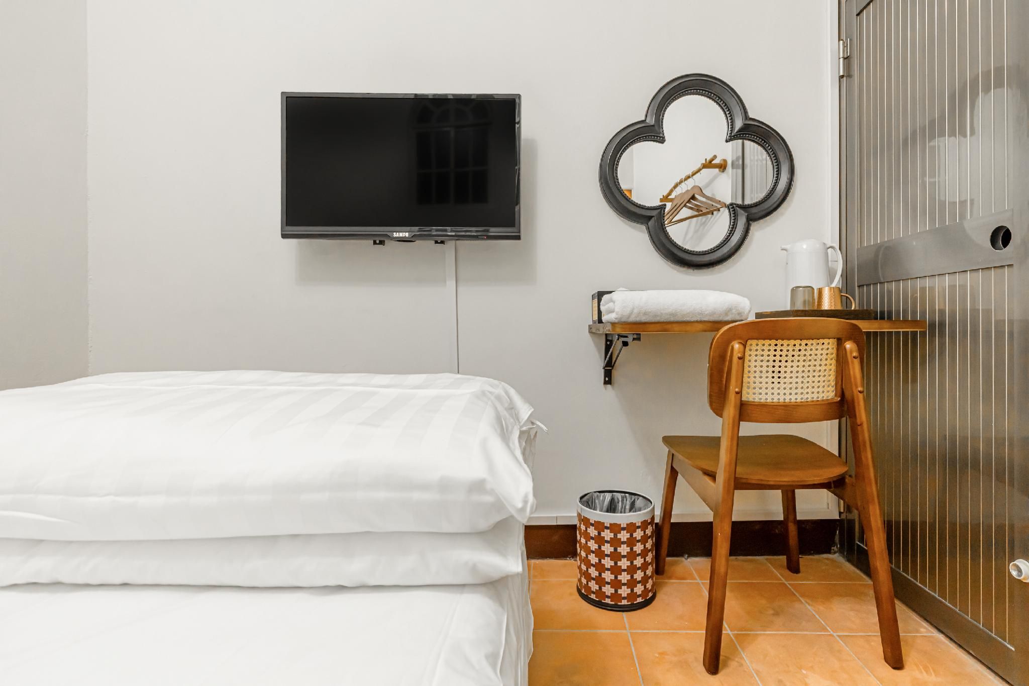 Single Room with Shared Bathroom