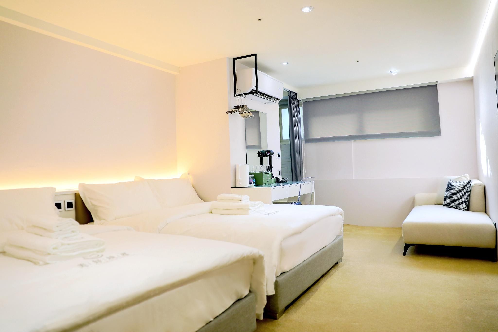 Deluxe Family Room with Bathtub