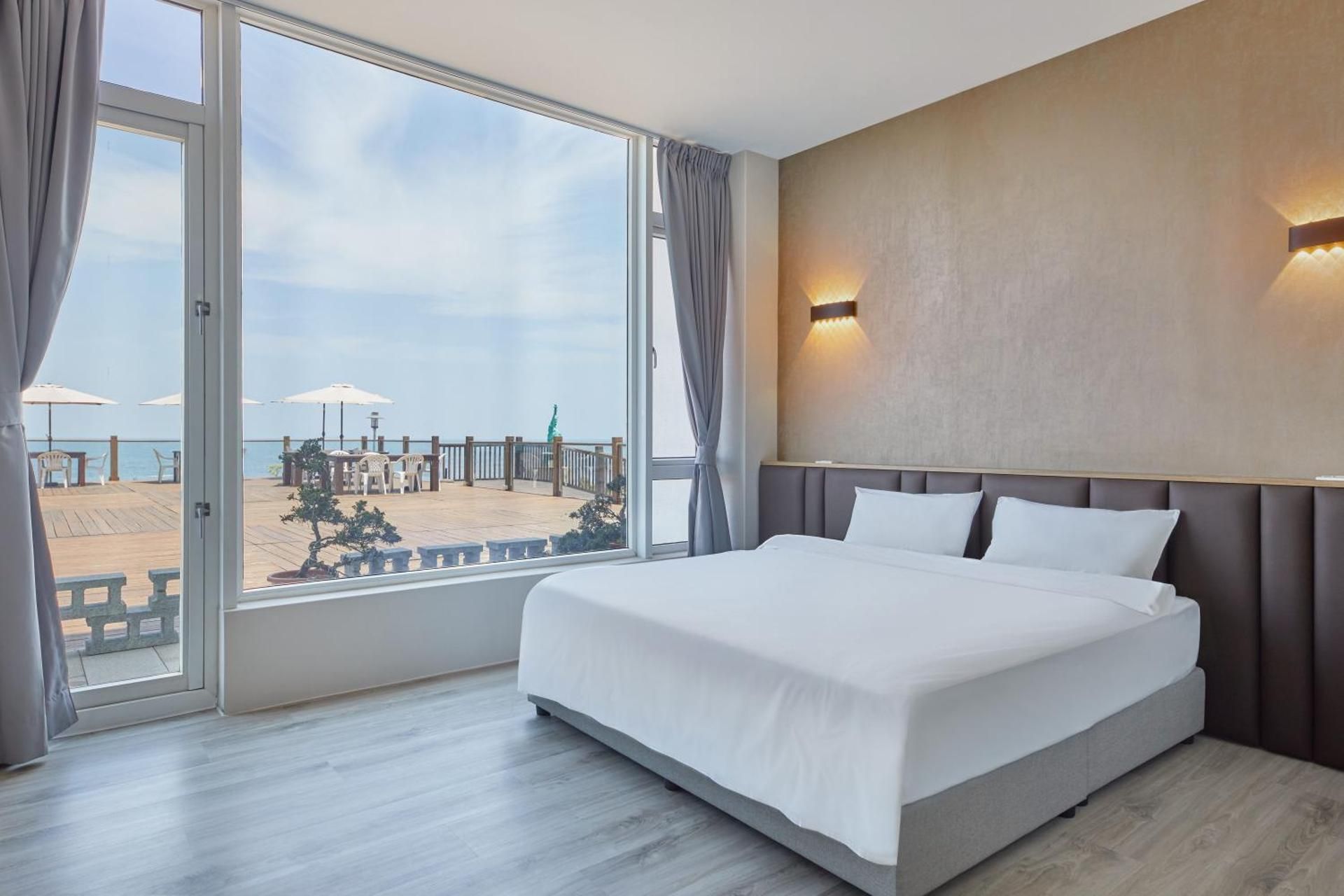 First Floor Room with 1 Queen Bed - No Smoking
