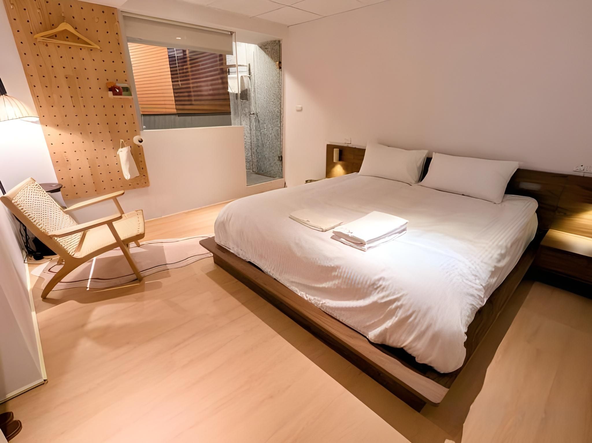 Yen INN Queen Room with Shared Bathroom 2