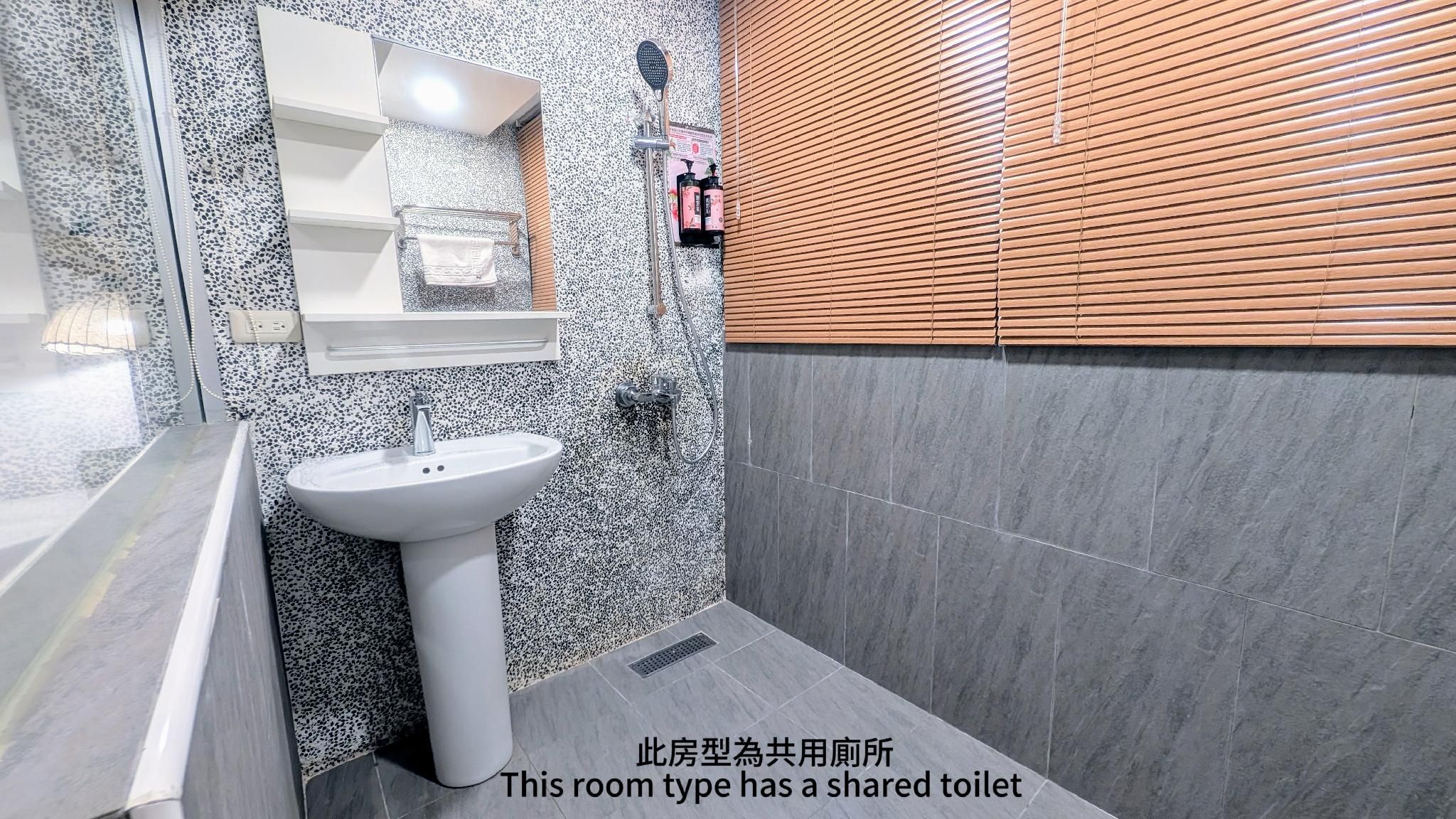 Yen INN Queen Room with Shared Bathroom 3