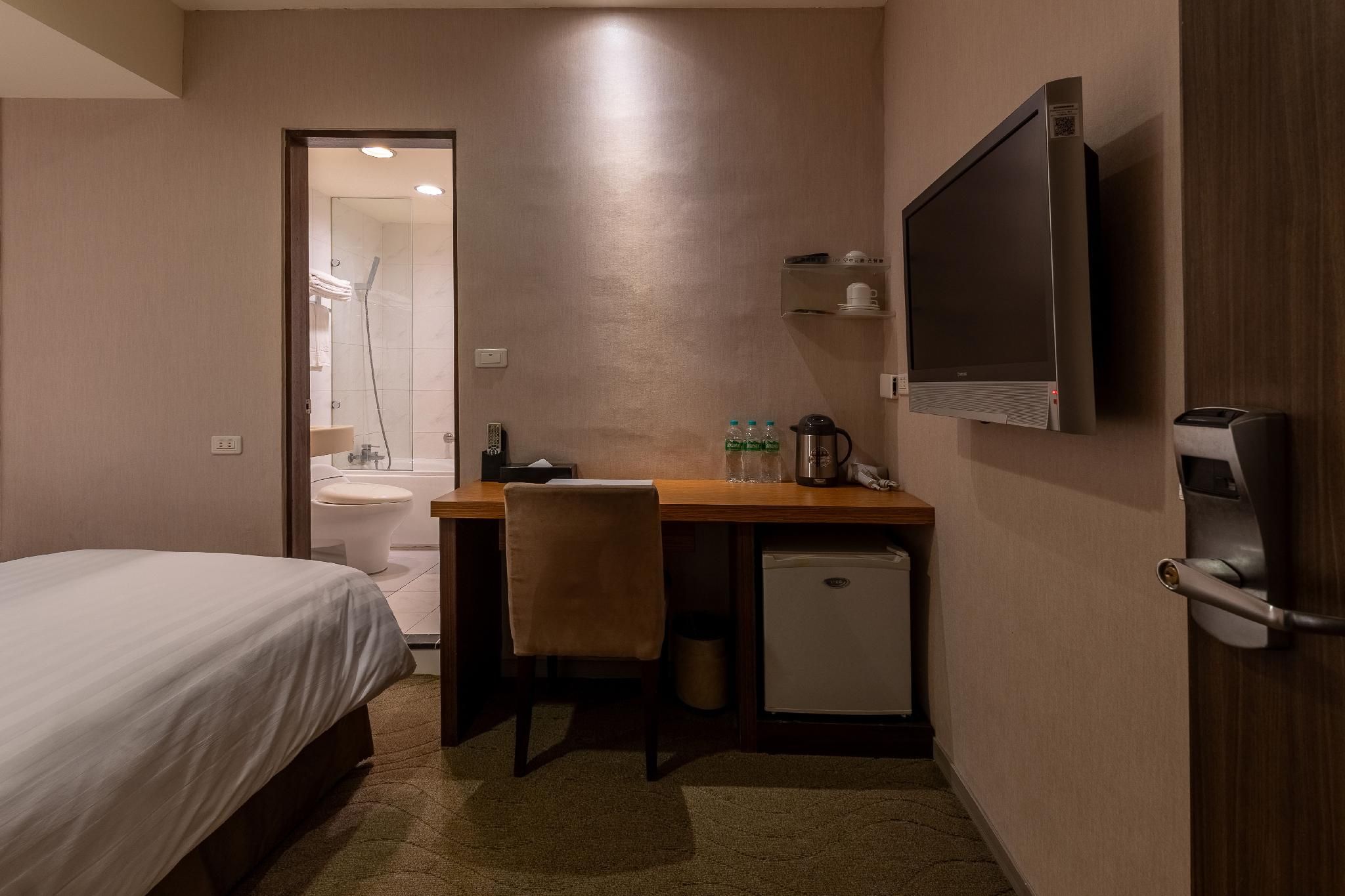 standard triple room without window