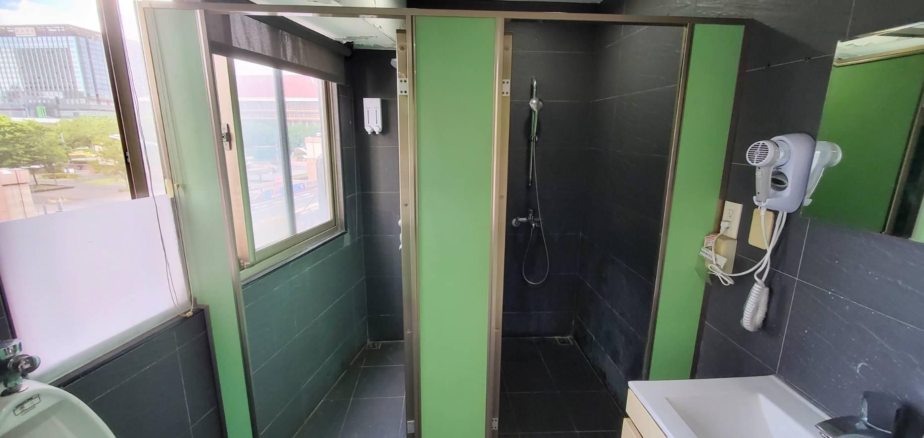 2 Bed for Private - Public Shower and Bathroom