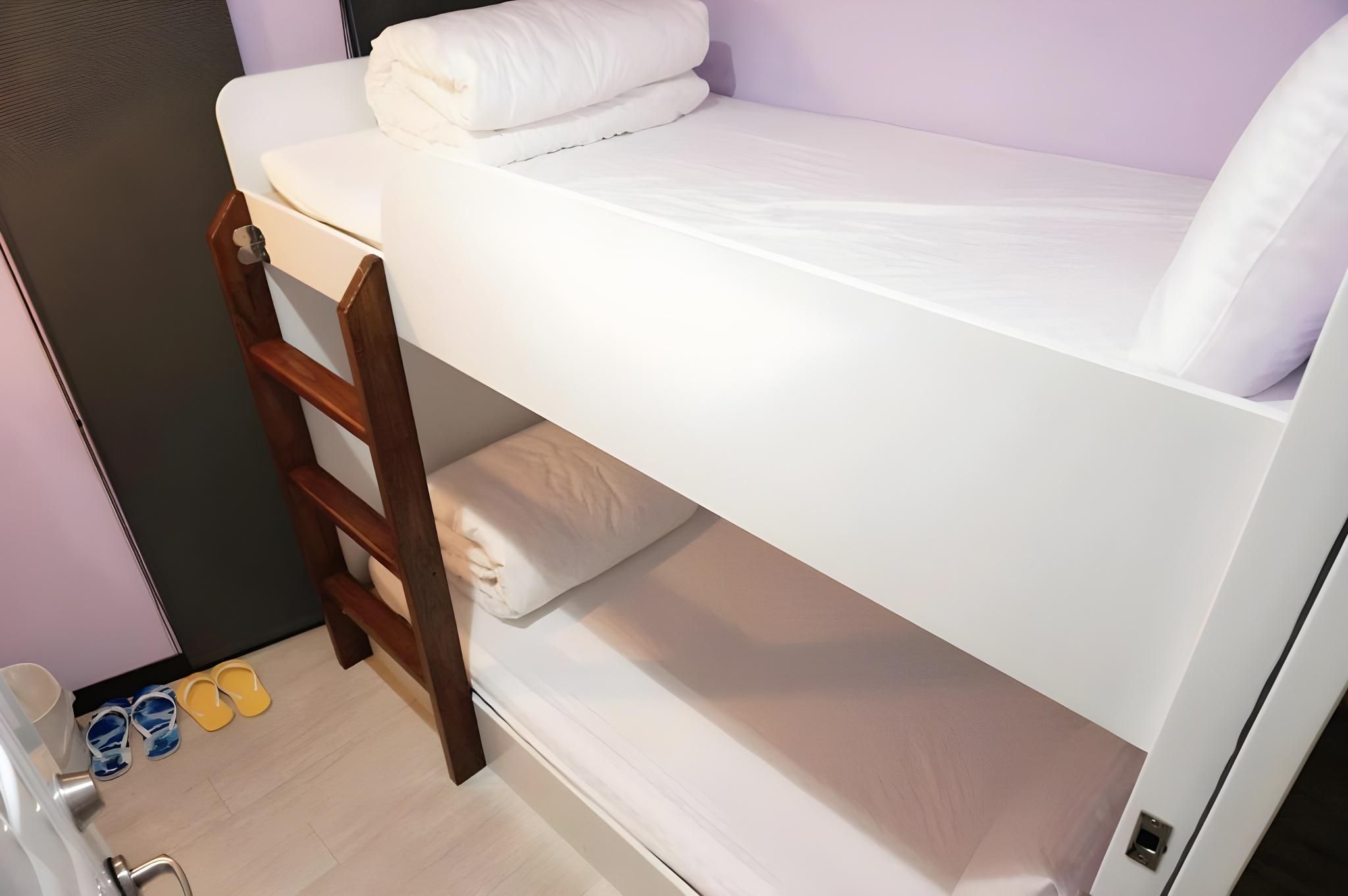 2 Bed for Private - Public Shower and Bathroom