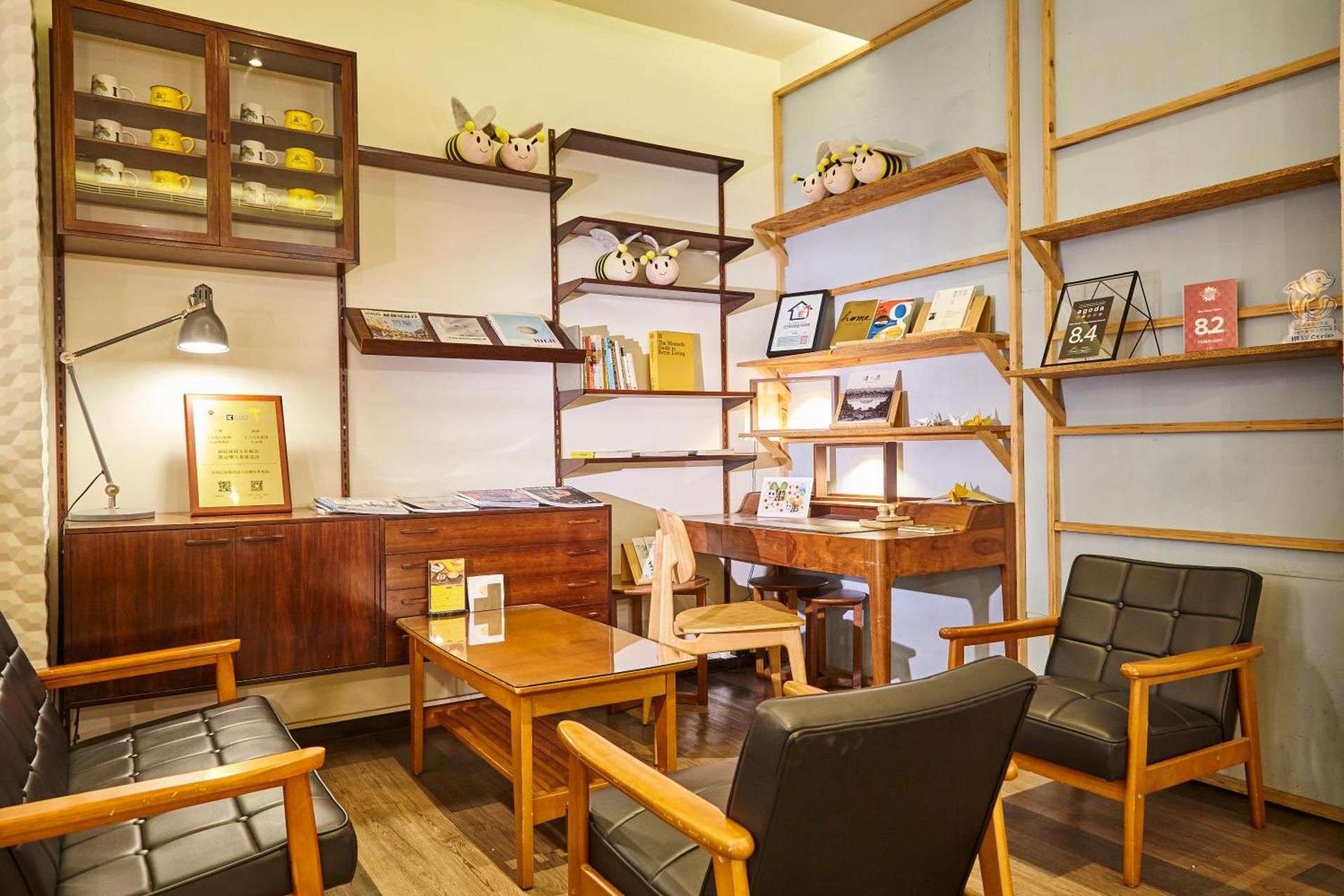 shared lounge/tv area