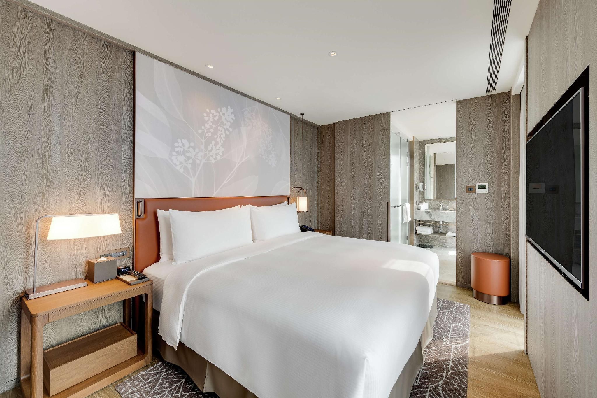 KING ONE BEDROOM CORNER SUITE
