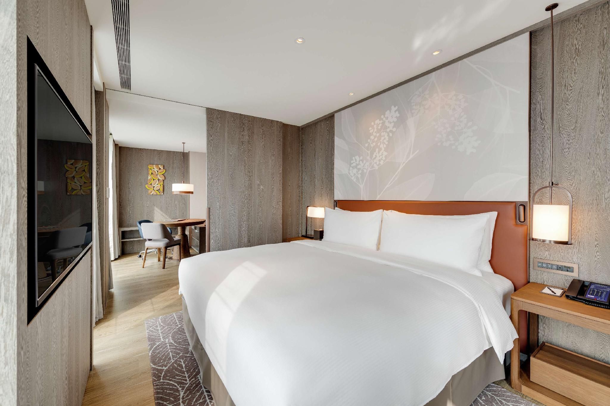KING ONE BEDROOM CORNER SUITE