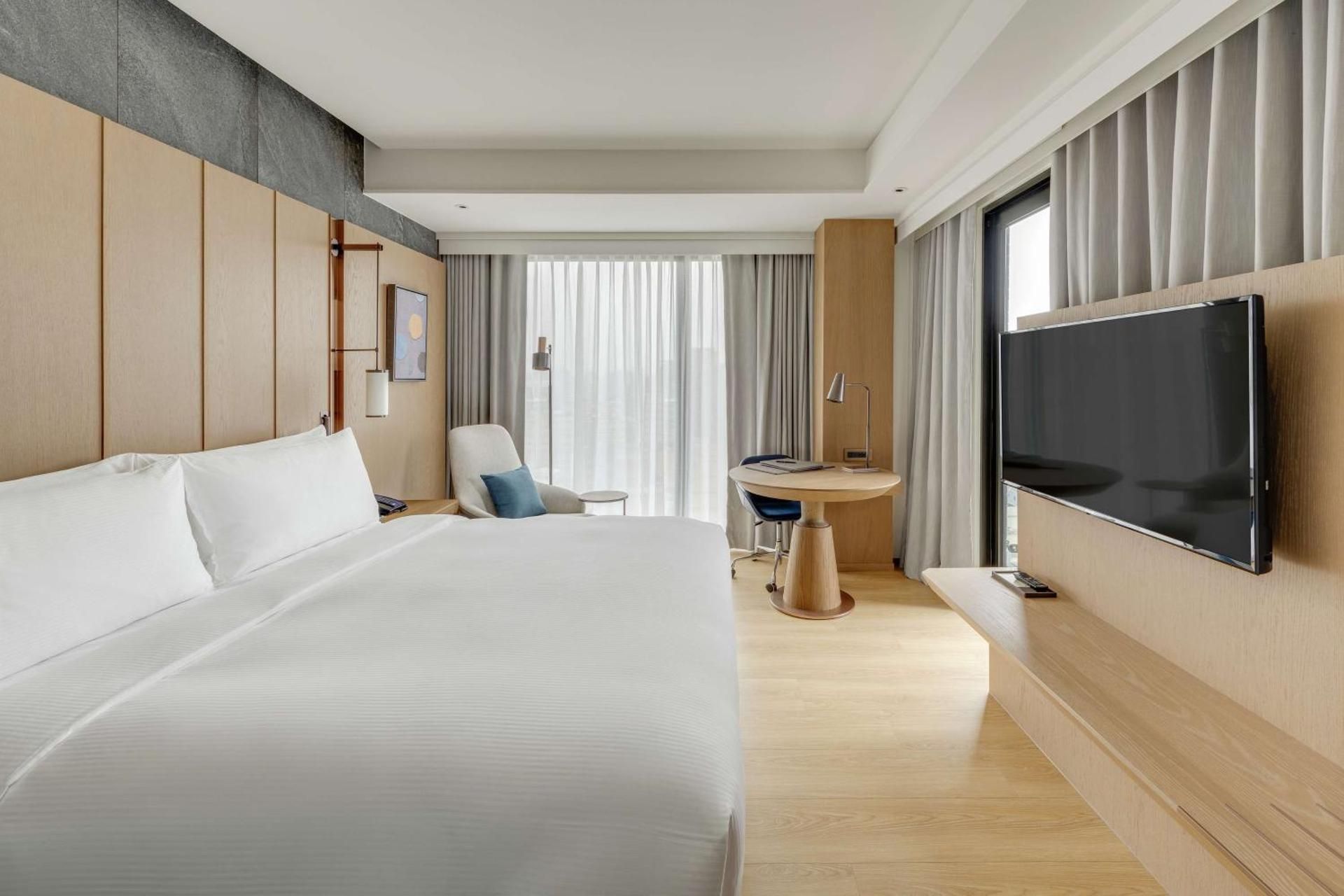 King Corner Room with Balcony