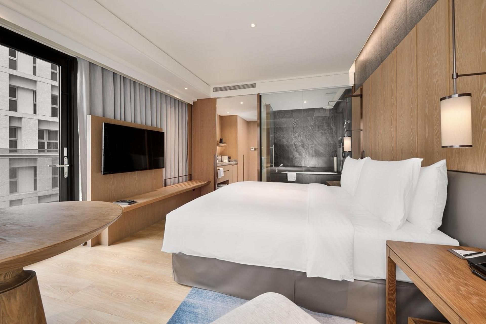 King Corner Room with Balcony